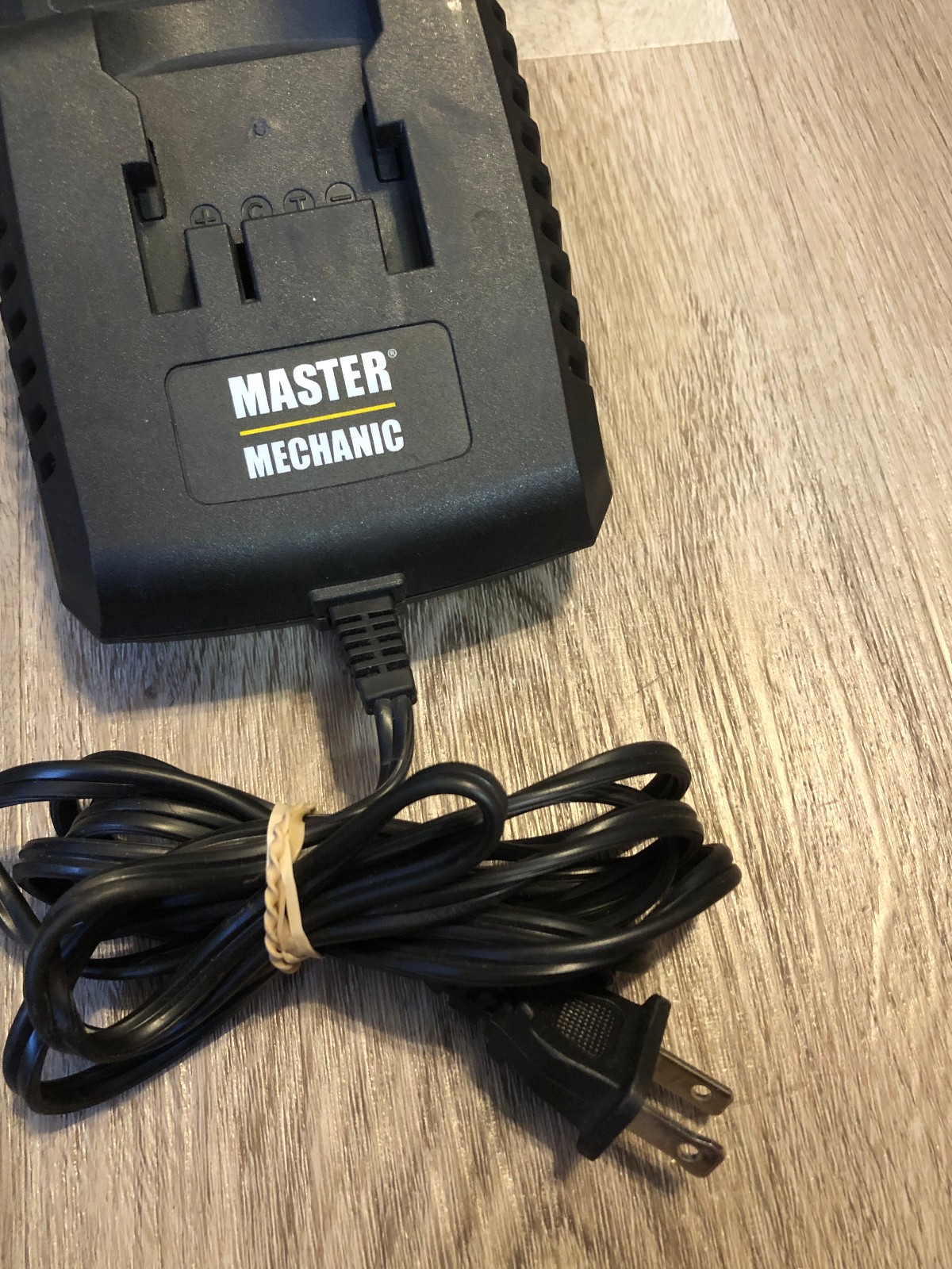 Master Mechanic 18v 2.2 Amp Smart Class 2 Battery Charger 134457 TESTED