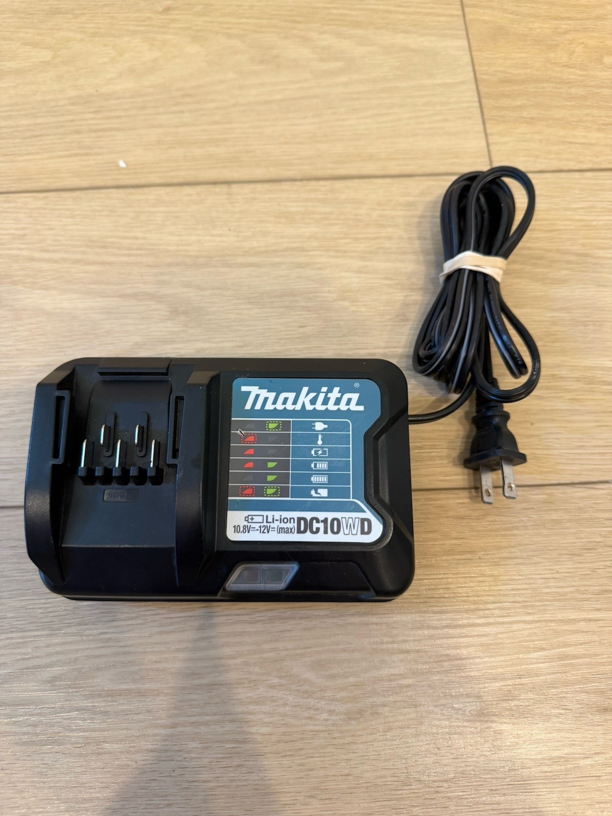 GENUINE Makita 10.8 12V Li-Ion Battery Charger DC10WD