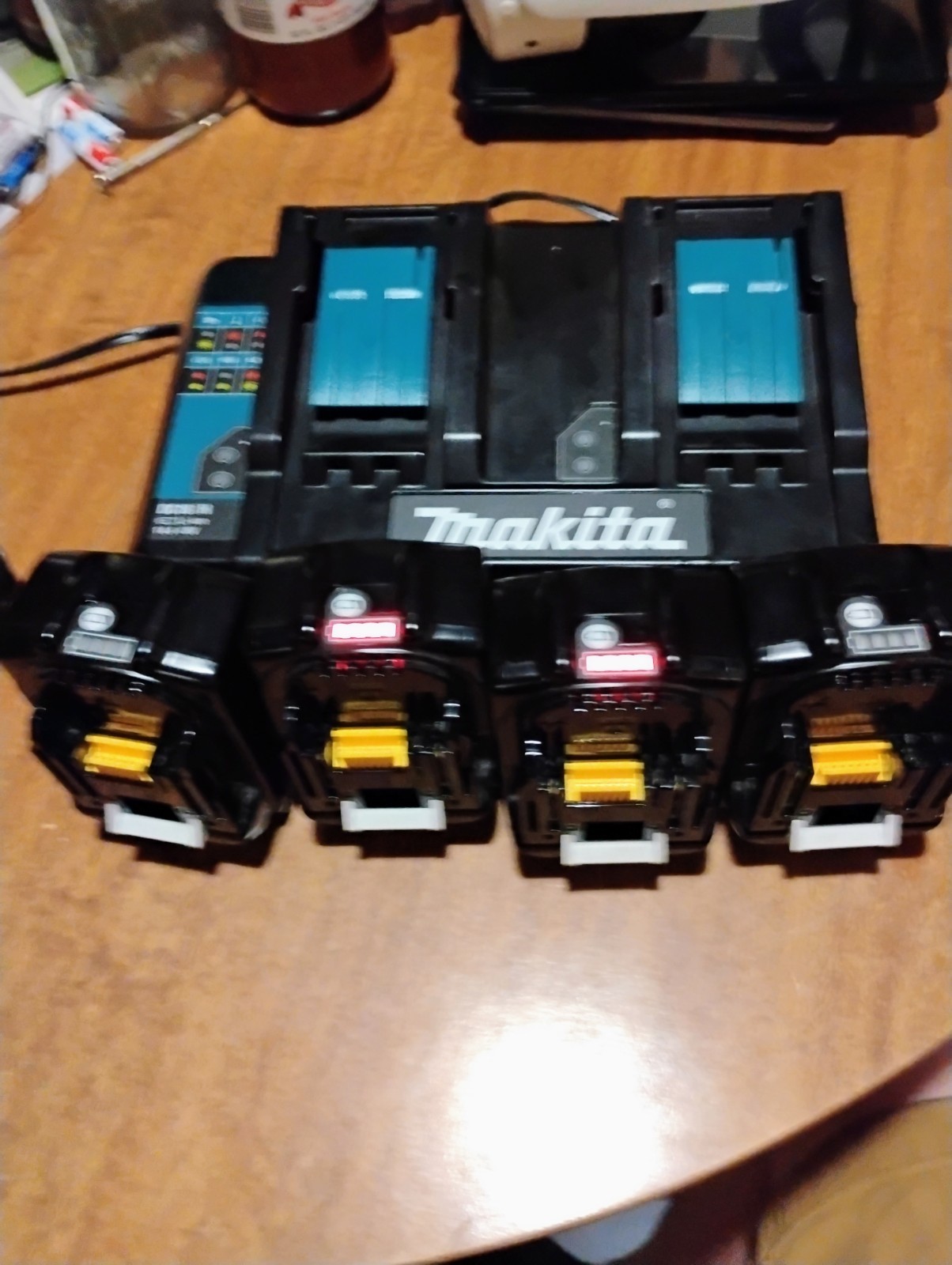 Makita Dc18 Sh Charger And 4 Five Amp Hour 18 Volt Lithium Ion Batteries