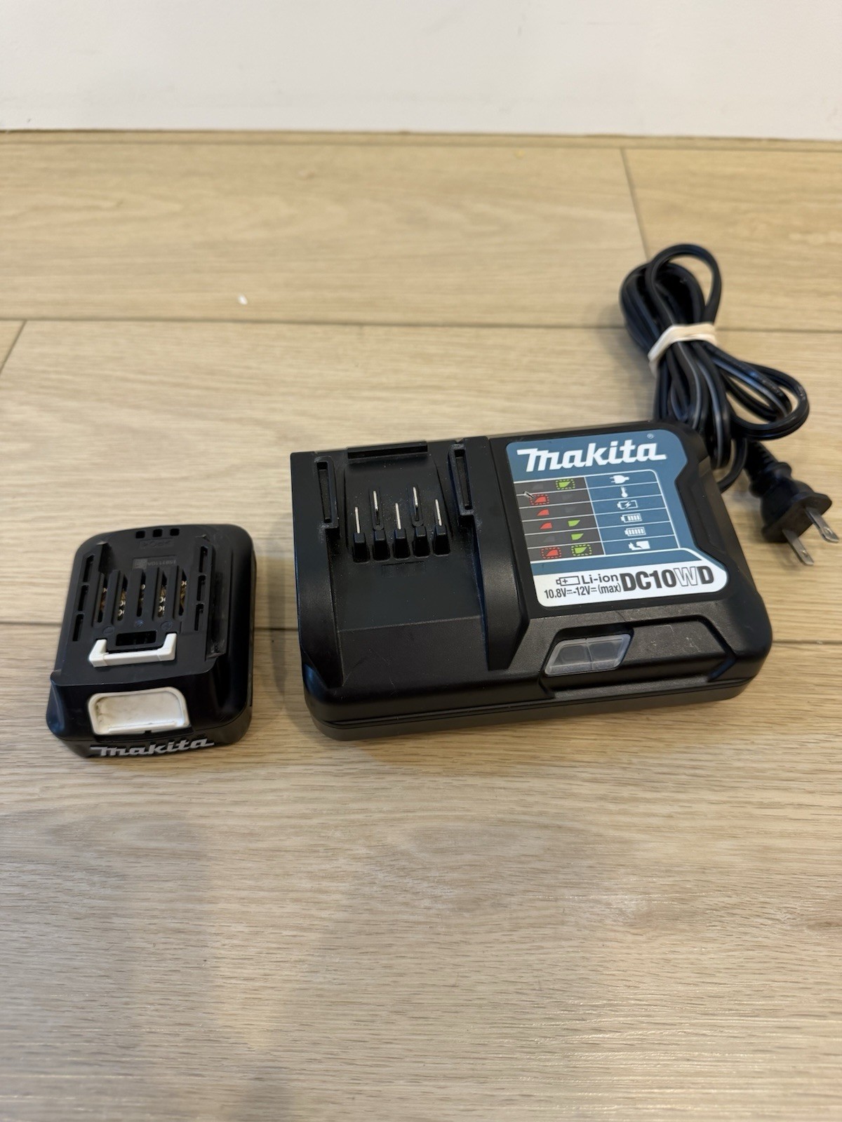 Makita DC10WD Battery Charger 10.8V-12V & Makita LITHIUM-ION 12V 1.5Ah Battery