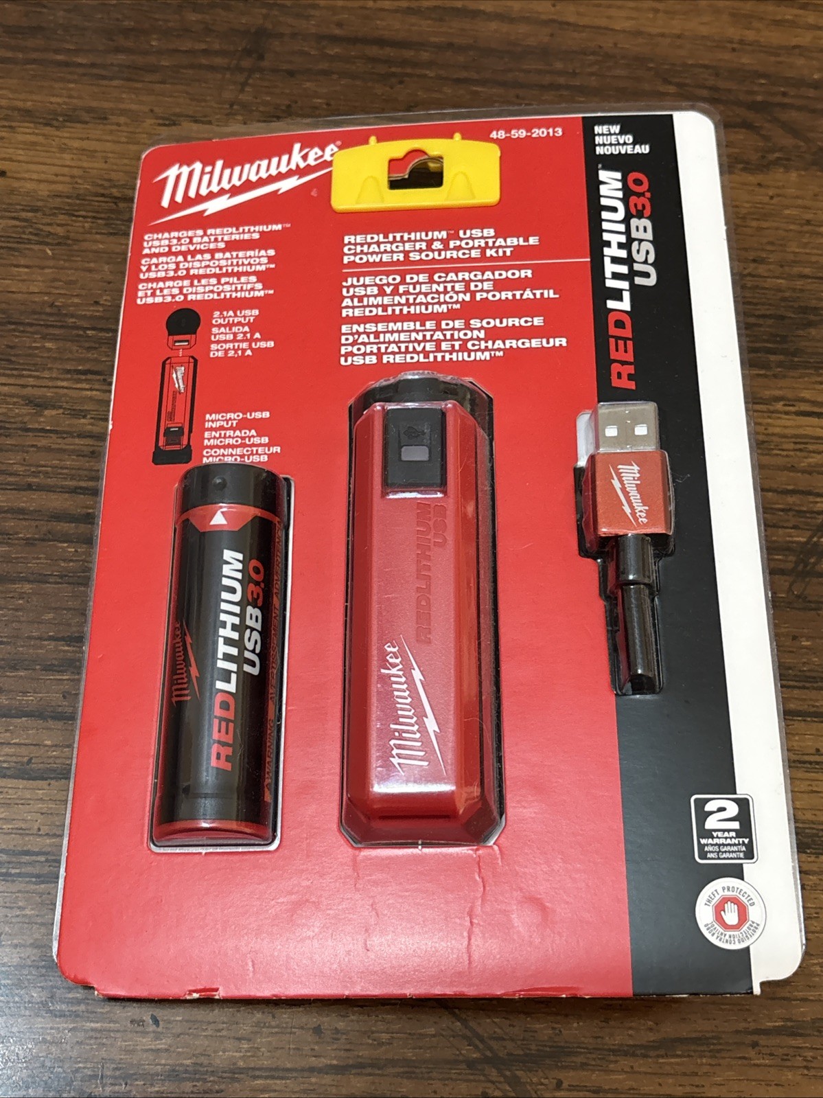 Milwaukee 48-59-2013 REDLITHIUM USB Charger and Portable Power Source Stick Kit