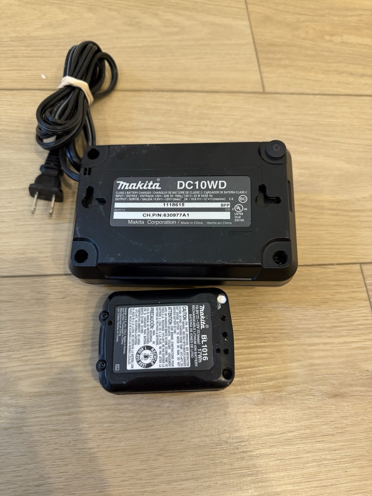 Makita DC10WD Battery Charger 10.8V-12V & Makita LITHIUM-ION 12V 1.5Ah Battery
