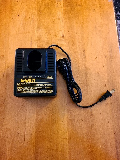 Dewalt DW9106 XR PACK Extended Run Time Battery Charger ONLY! NO BATTERIES!