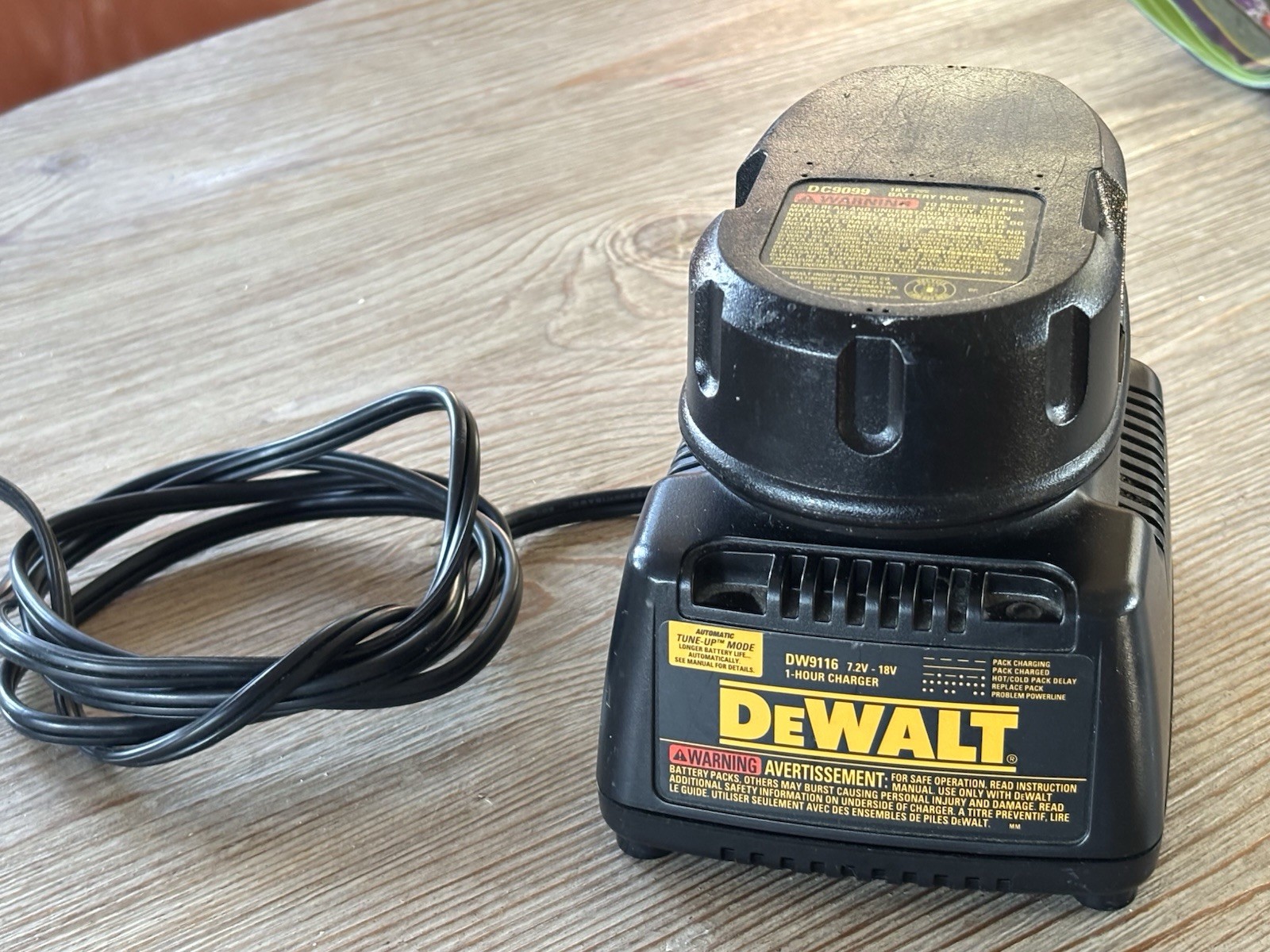 DeWALT DW9116 7.2-Volt to 18-Volt 1 Hour Battery Charger + DC9099 Battery Pack