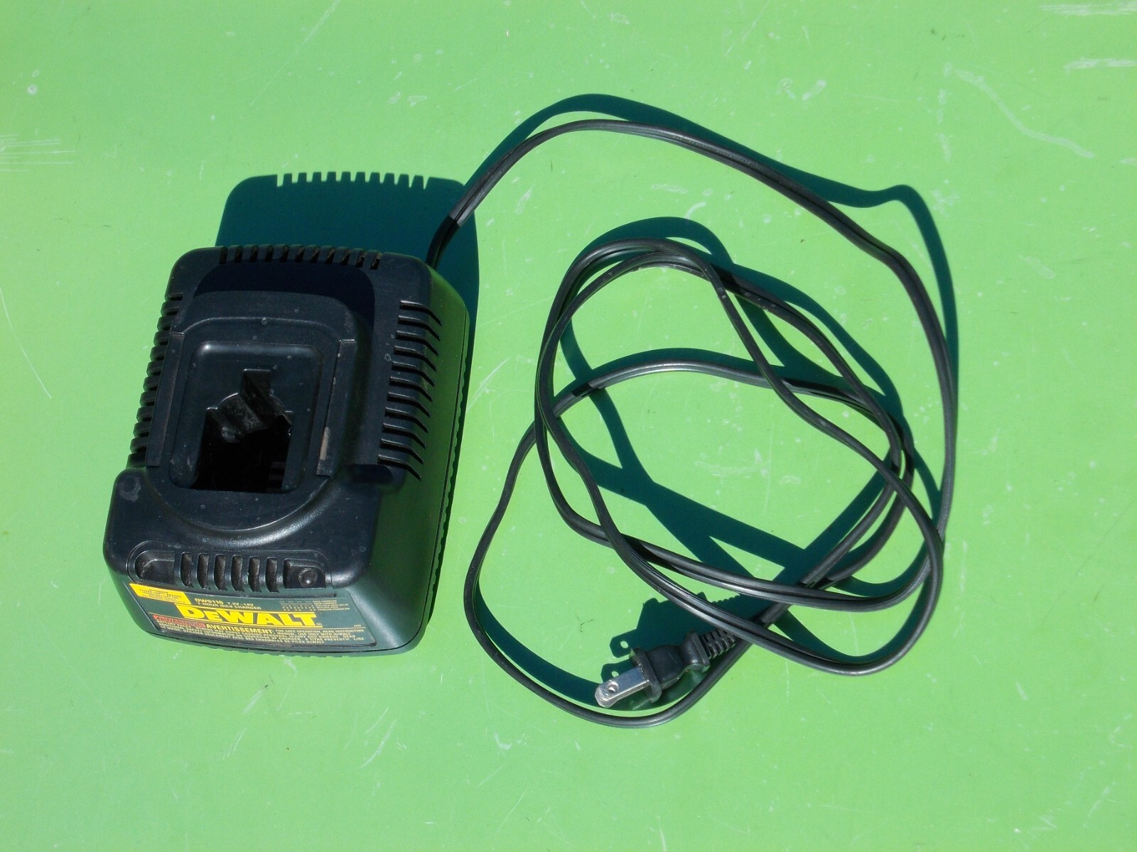 DEWALT BATTERY CHARGER 1 HOUR NICD DW9116 7.2V-18V AUTO TUNE-UP MODE OEM YELLOW