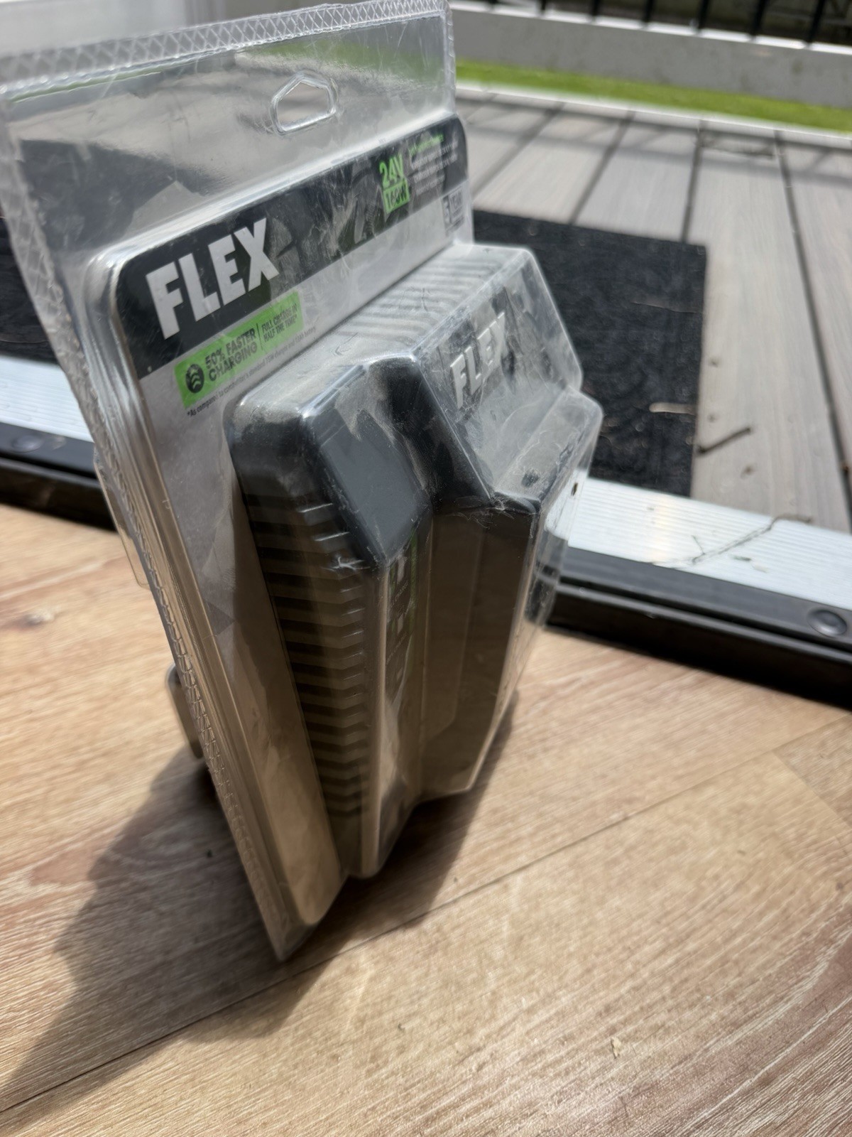 FLEX 24V 160W Fast Battery Charger, Black, Single Battery Charging