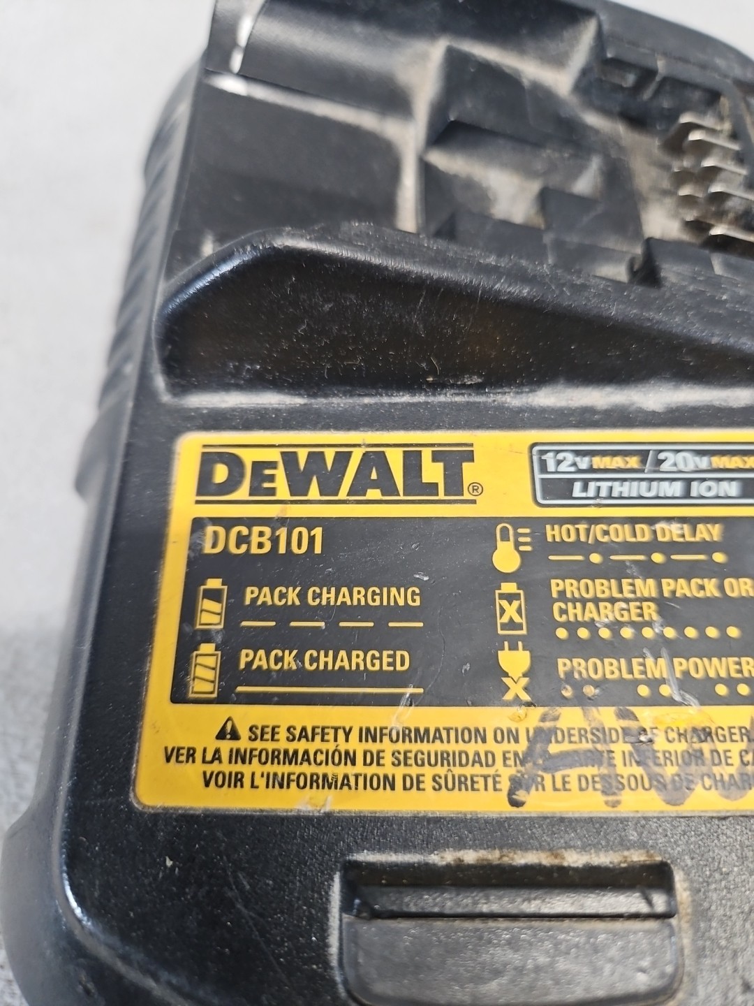 DeWalt DCB101 12V Max 20V Max Battery Charger (T13)