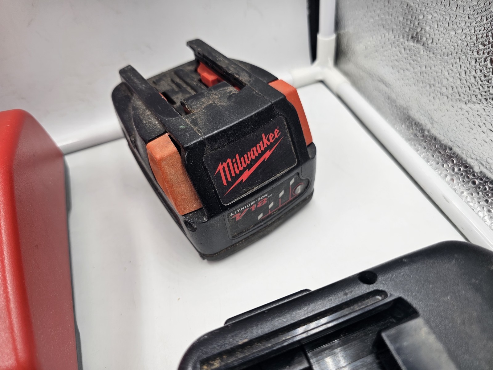 Milwaukee M28 28V Lithium‑Ion Battery Charger (48-59-2818) Charges 18v or 28v