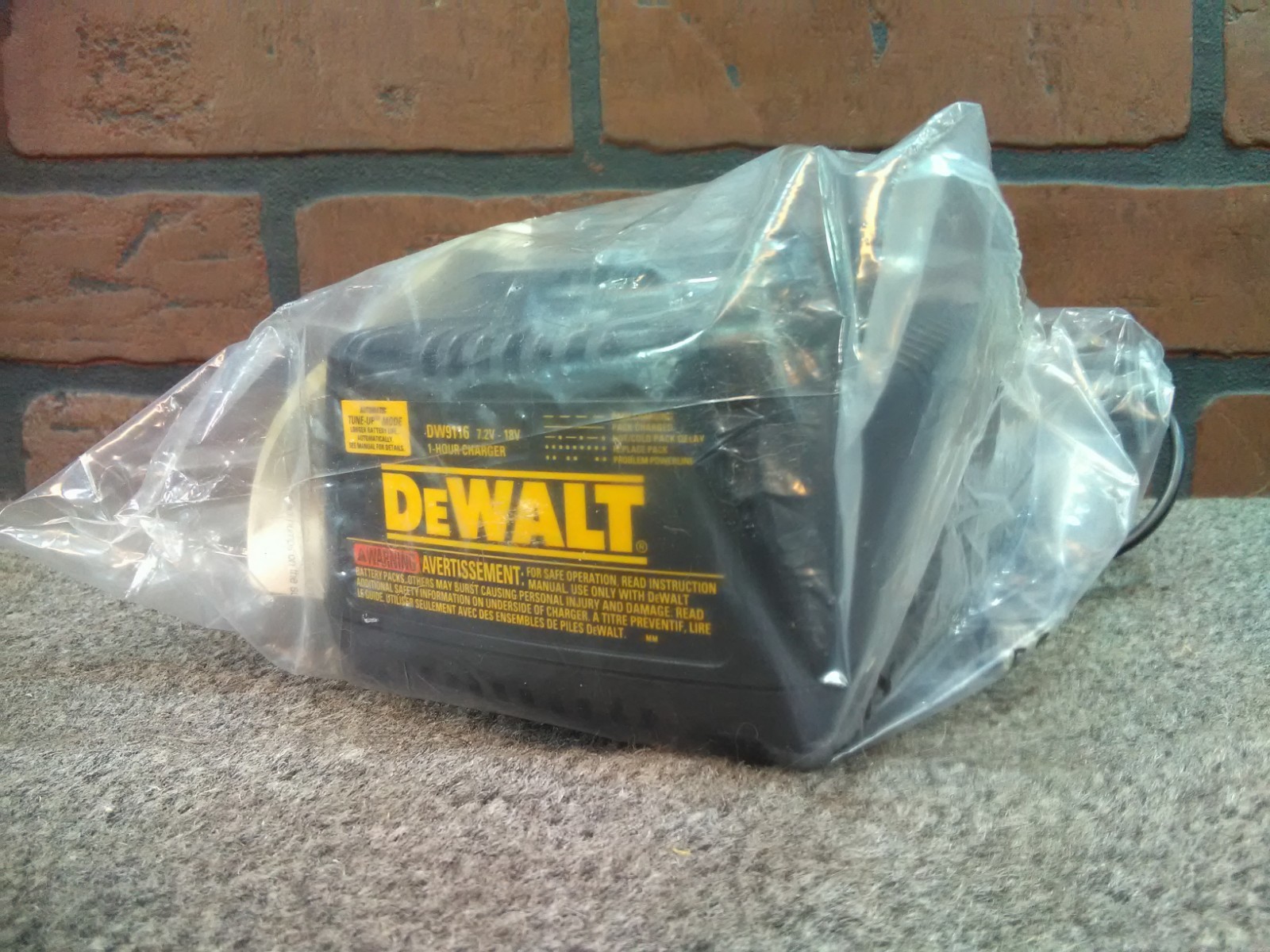 Dewalt DW9116 7.2V~18V 1 Hour Charger W/Tune-up Mode-***NEW***