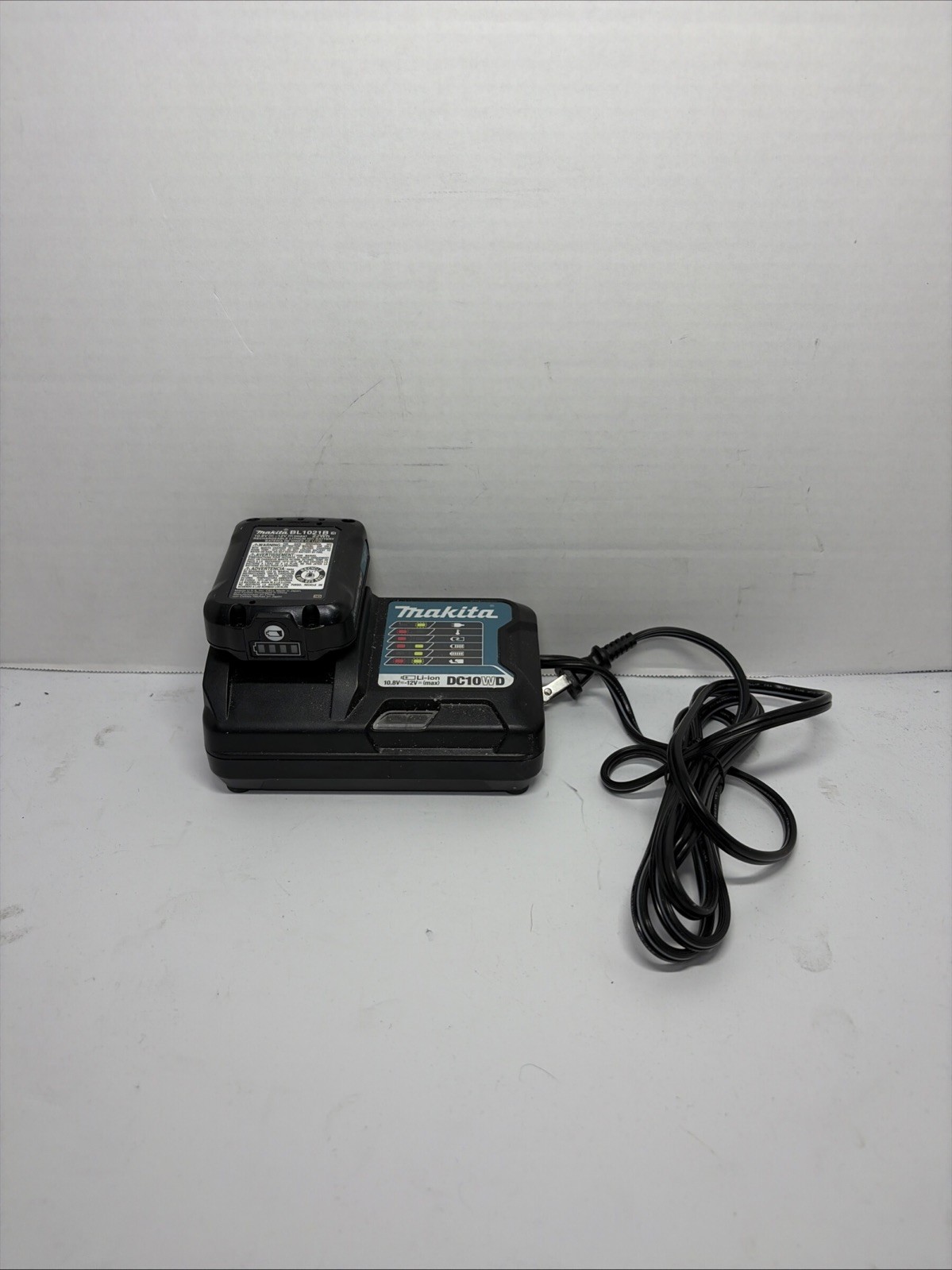 Makita DC10WD Battery Charger 10.8V-12V & Makita LITHIUM-ION 12V 1.5Ah Battery