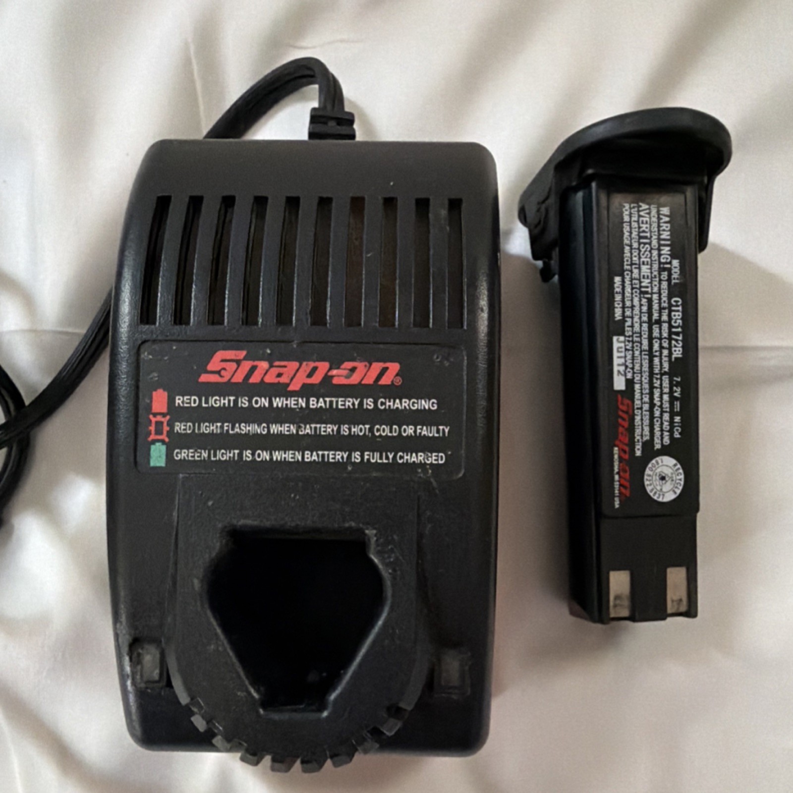Snap-on CTC572 7.2V Battery Charger with Black Battery Included