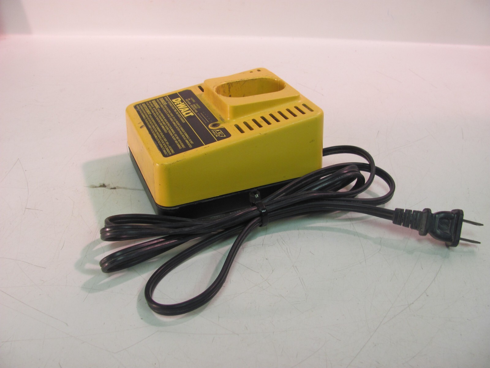 Genuine DeWalt DW9106 Battery Charger – for XR Pack