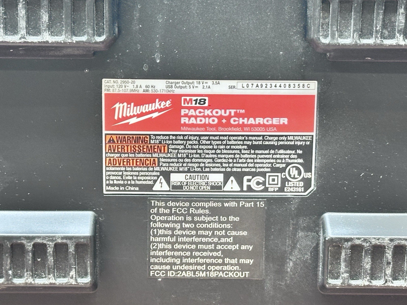 Milwaukee PACKOUT Radio + Charger M18 Charger Red 2950-20