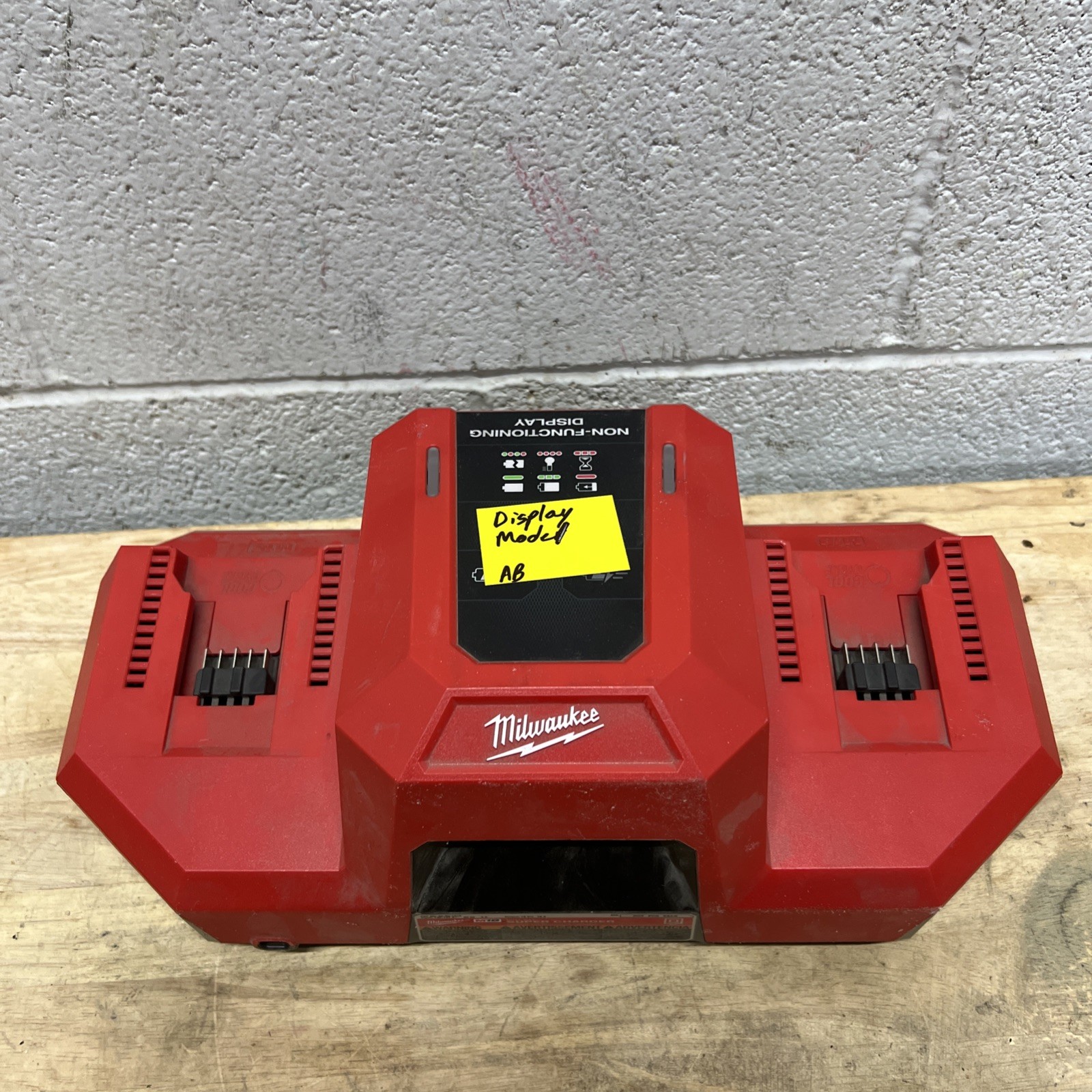 Milwaukee 48-59-1815 M18 18V Dual Bay Super Charger FOR PARTS ONLY DISPLAY MODEL