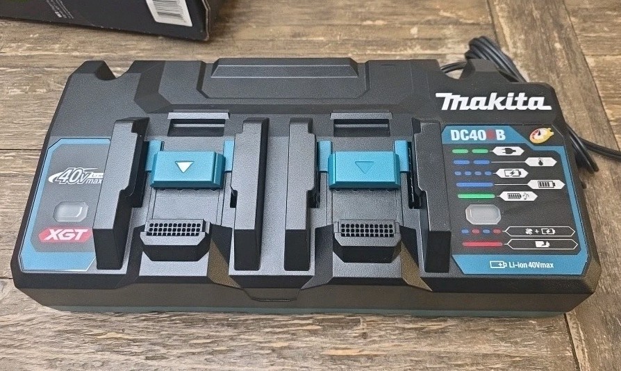 Makita DC40RB 40V Charger – Black/Blue