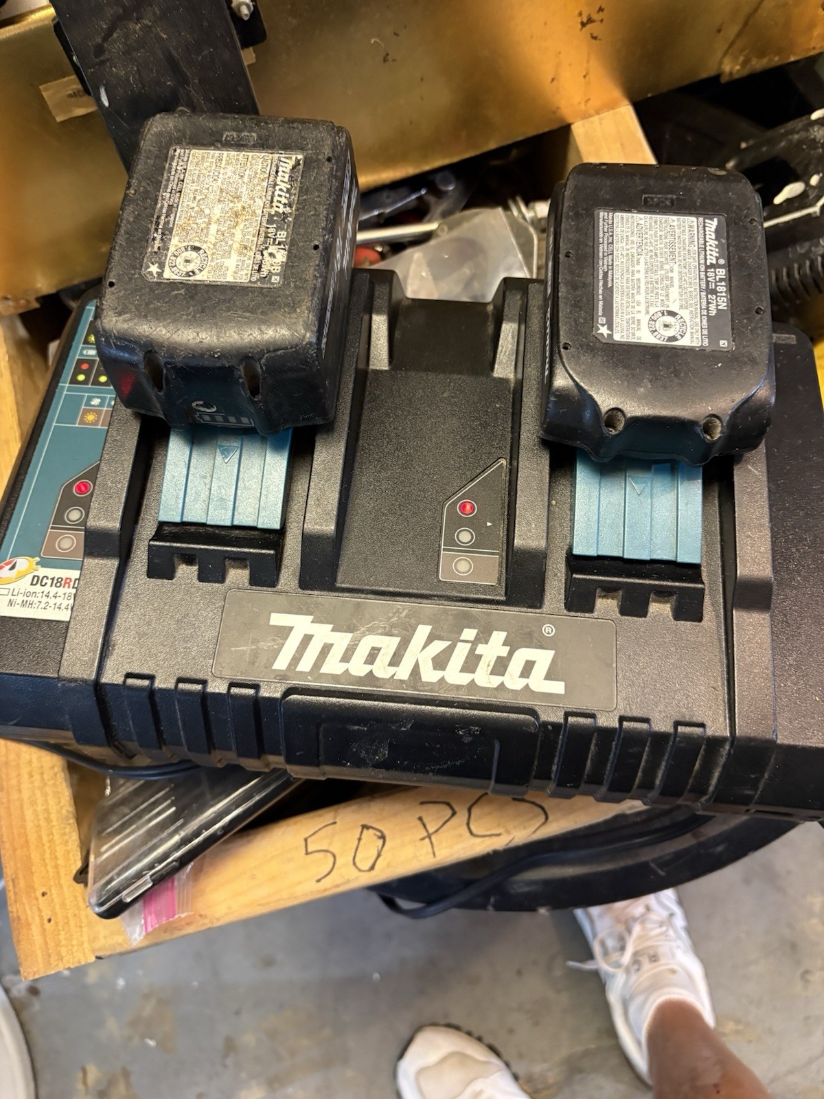 makita dual charger dc18rd, Tested, Used, BATTERIES NOT INCLUDED.! Free Delivery