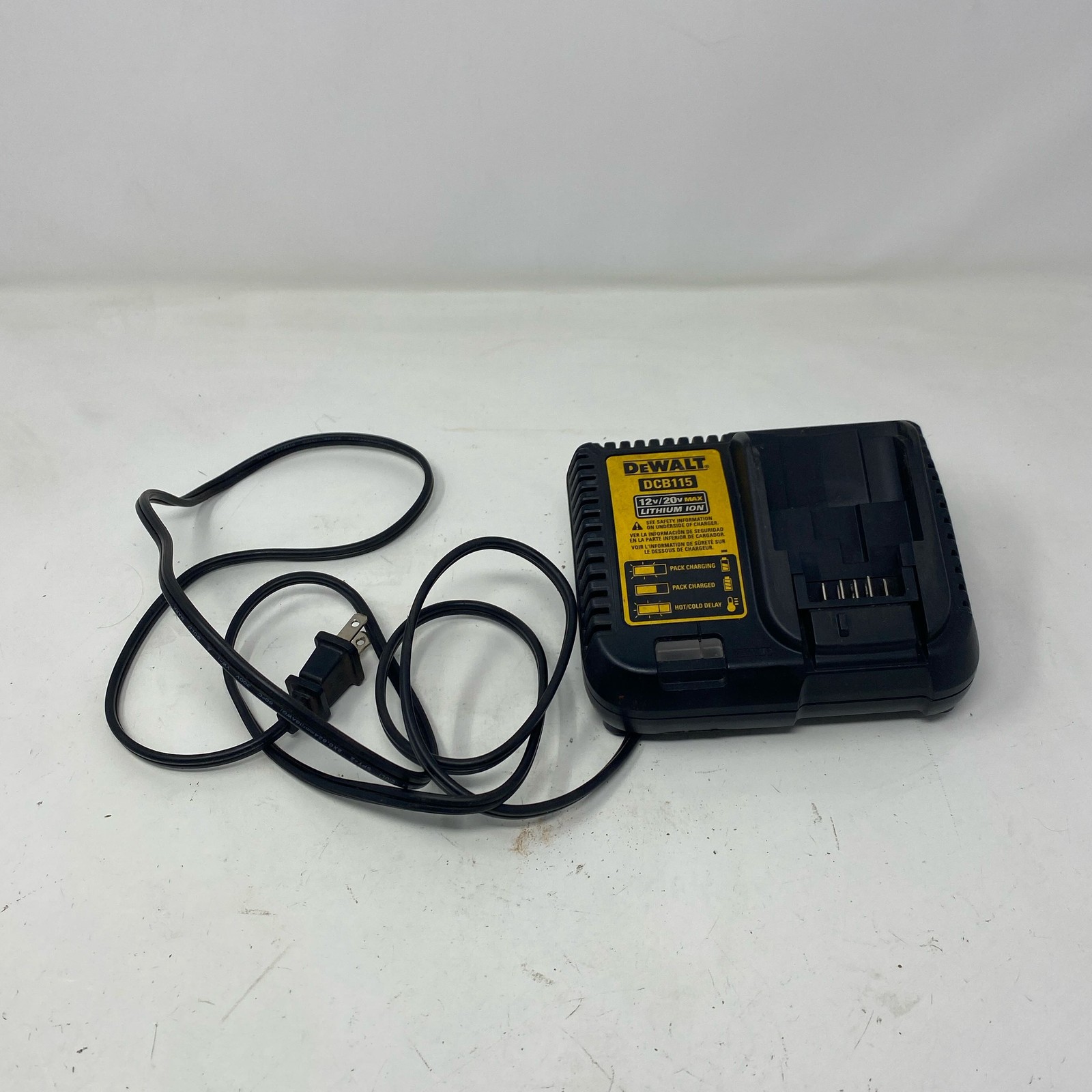 DEWALT DCB115 12V/20V MAX Li-Ion Fast Charger Black/Yellow