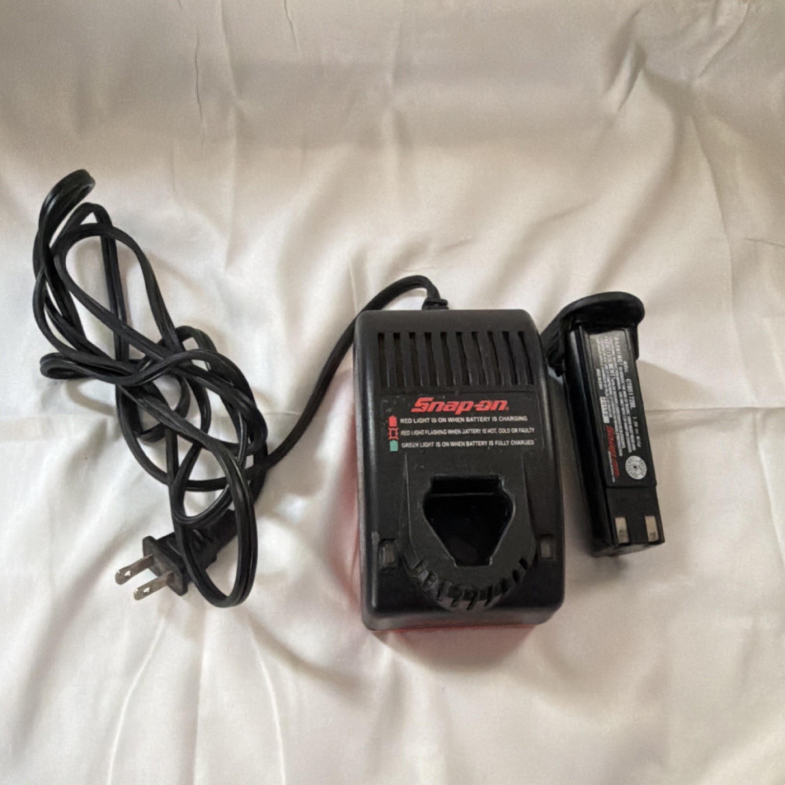Snap-on CTC572 7.2V Battery Charger with Black Battery Included