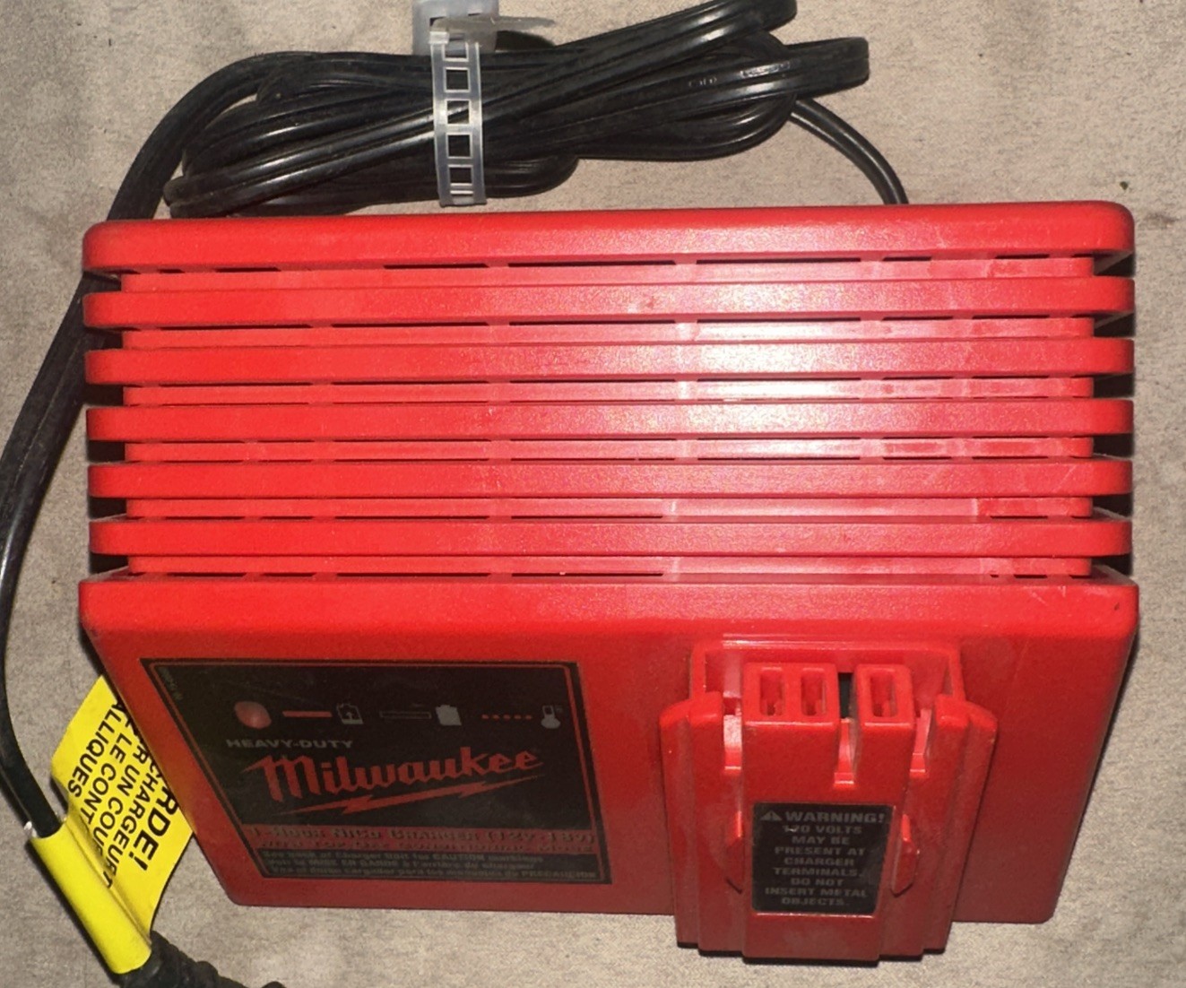 Milwaukee 1-Hour NiCd Universal Battery Charger 12v-18v Heavy Duty 2.8A 120 Volt