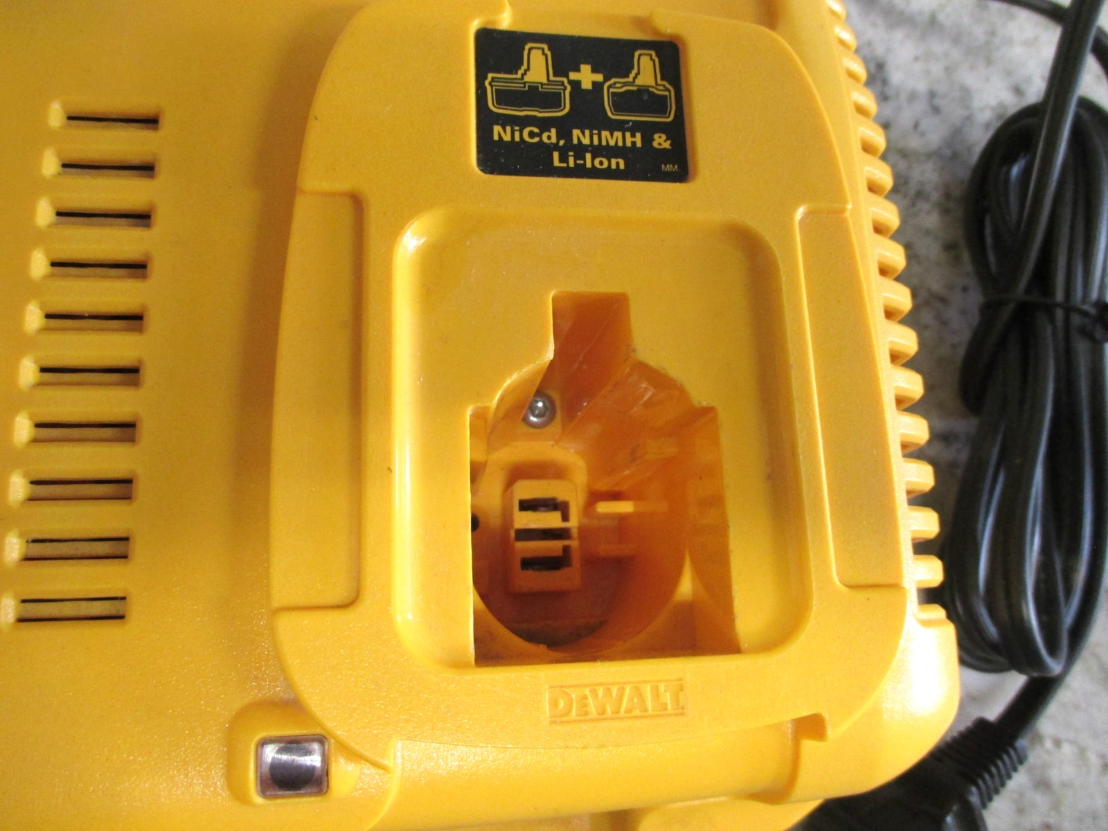 DEWALT DC9320 Dual Port 7.2V-18V Li-Ion/NiCd/NiMH Battery Charger *TESTED WORKS*