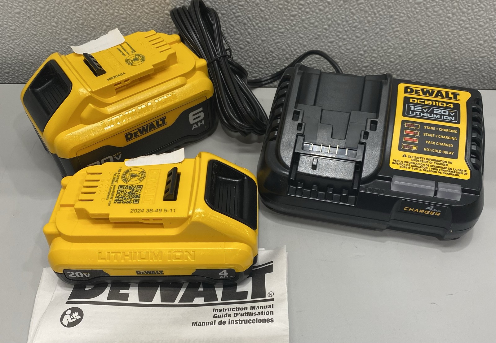 Dewalt 20V Lithium-Ion 6.0Ah and 4.0Ah Battery and Charger Starter Kit DCB2460C