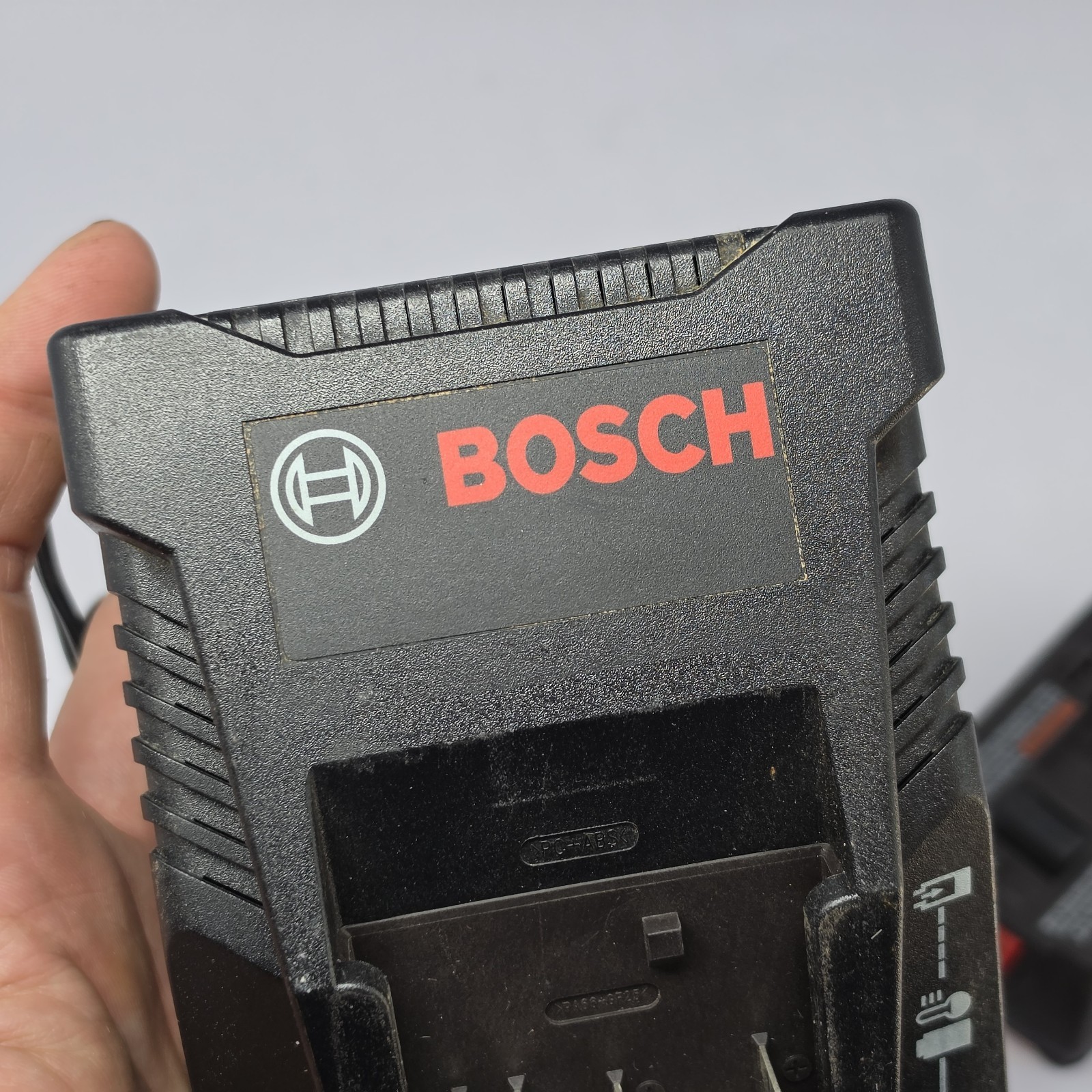 LOT OF 1 BOSCH BC660 Lithium Ion Charger and BAT612 18V 36Wh Battery