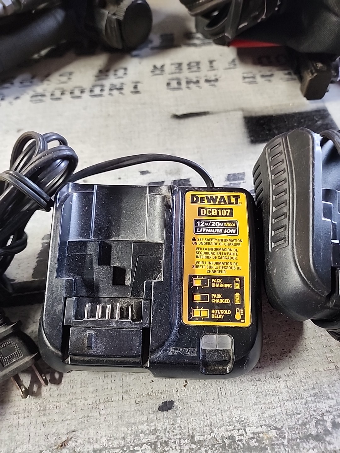 Dewalt DCB107 12V/20V MAX Lithium Ion Charger