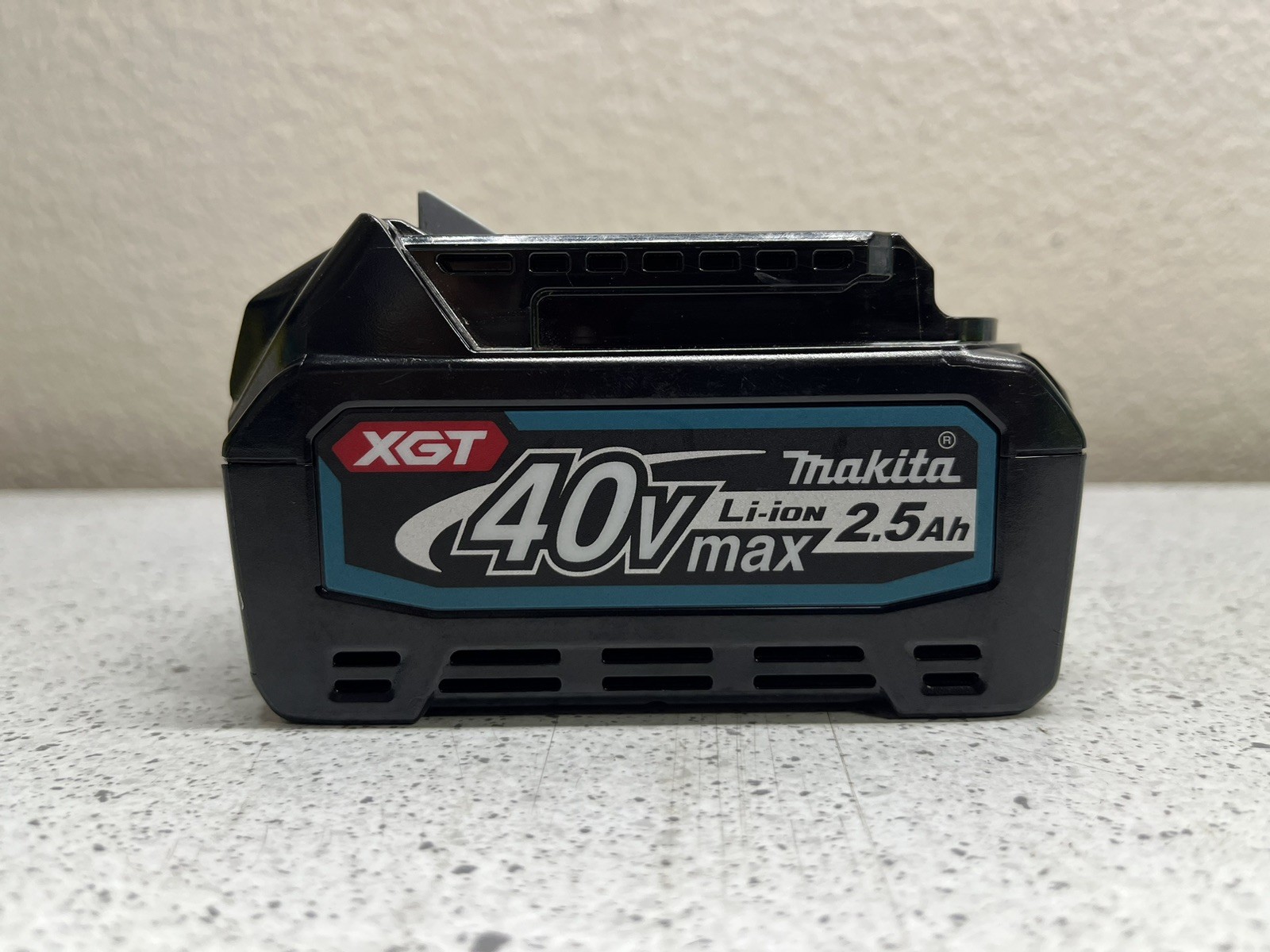 Makita No. DC40RA XGT Li-ion 40V Max Battery Charger & XGT 40V 2.5 Battery Packs