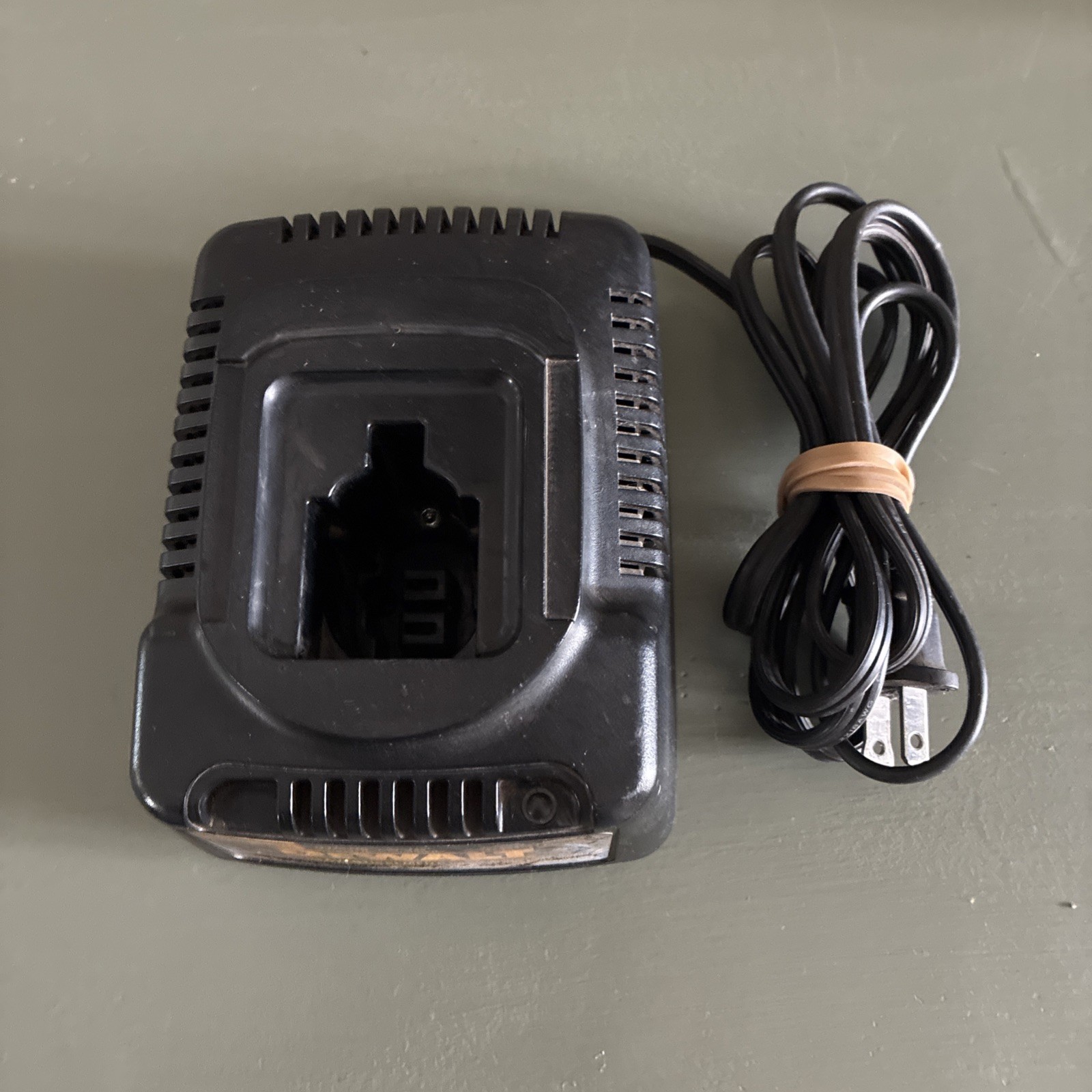 DeWalt DW9116 7.2-18V NiCd 1 Hour Battery Charger