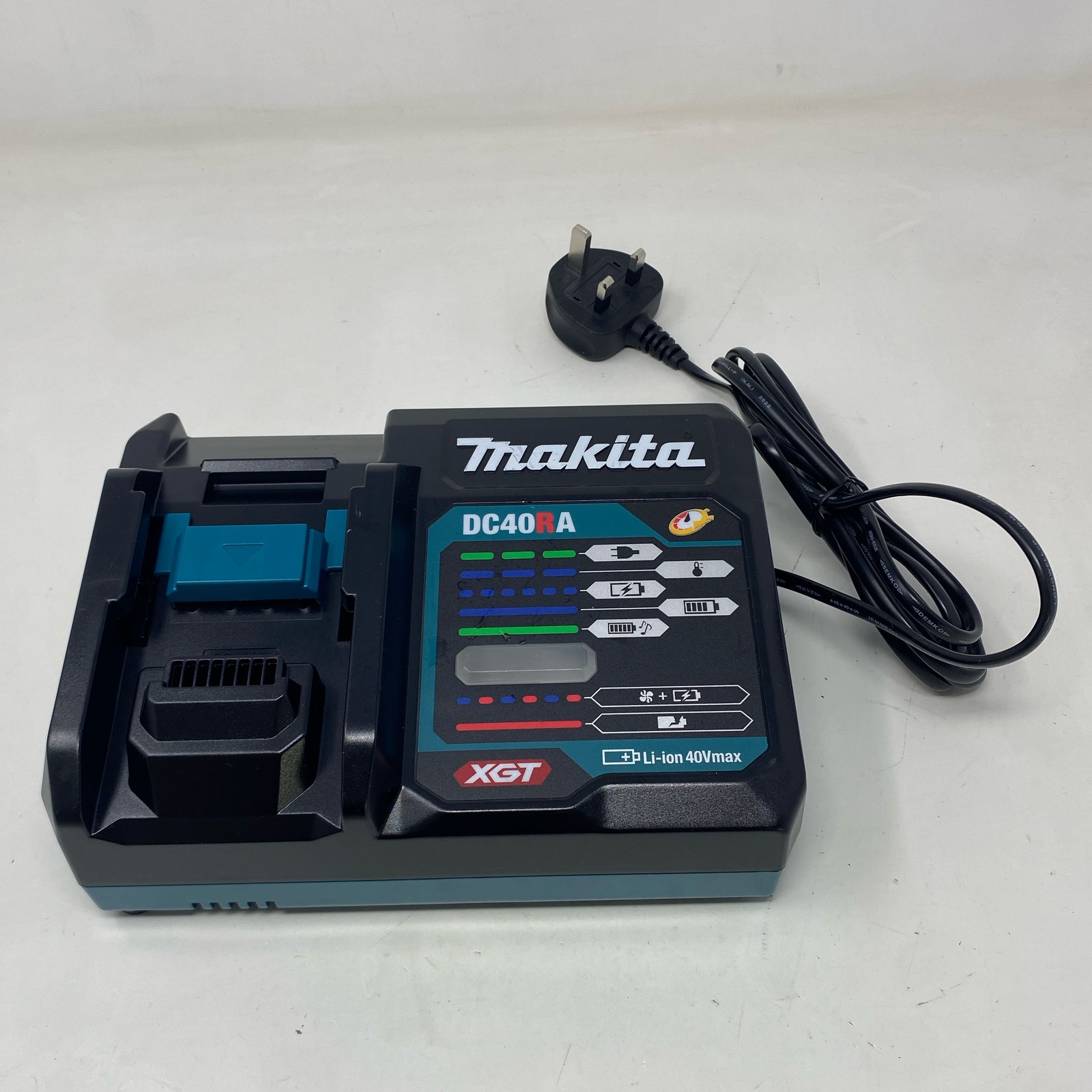 Makita DC40RA 40V XGT Rapid Charger – Black/Teal UK Plug 240V