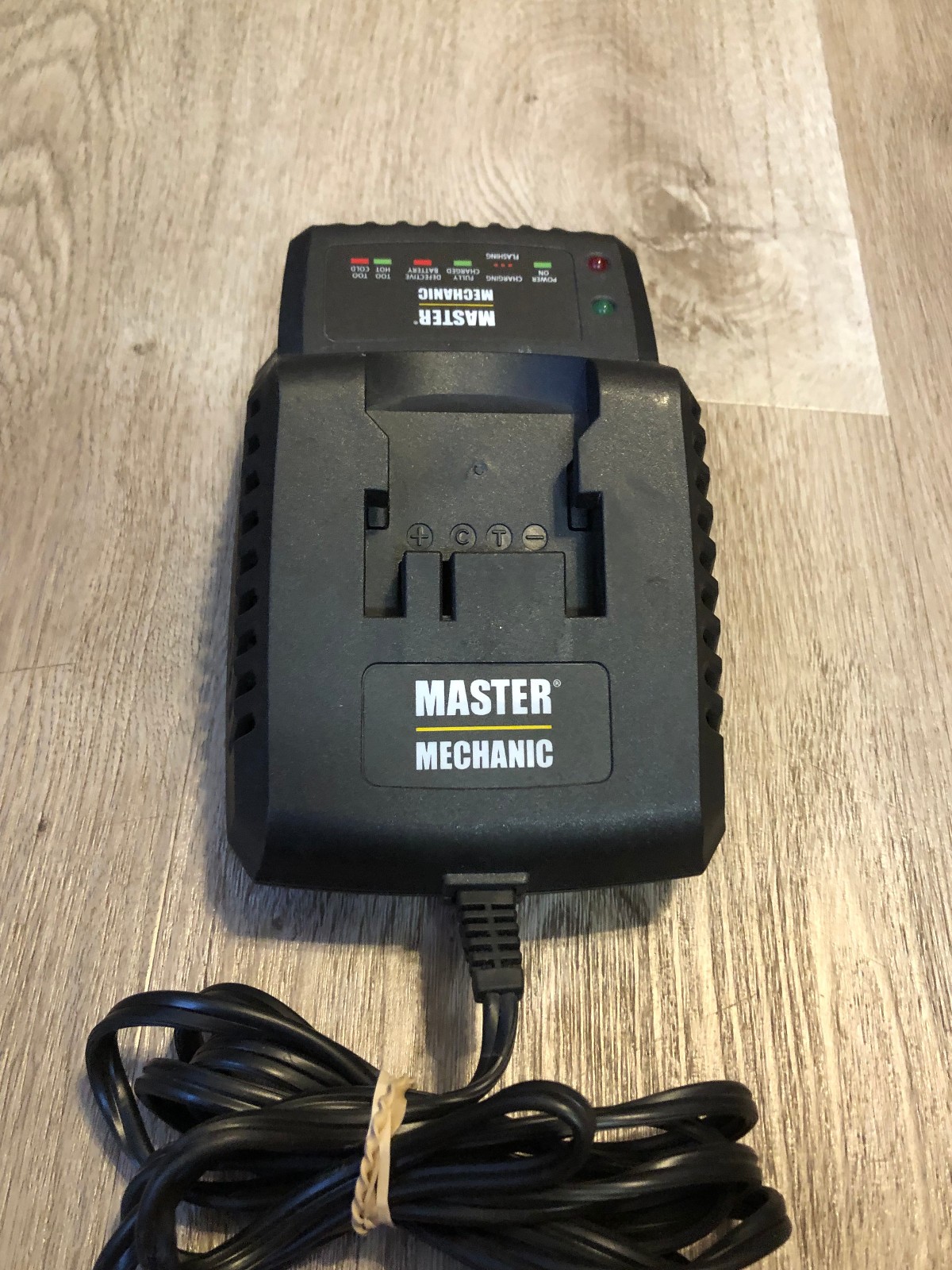 Master Mechanic 18v 2.2 Amp Smart Class 2 Battery Charger 134457 TESTED