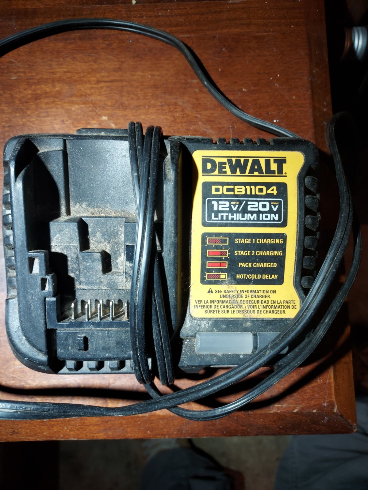 GENUINE DEWALT 4 Amp Battery Charger 12V & 20V Volt MAX Li-Ion DCB1104 (OB)