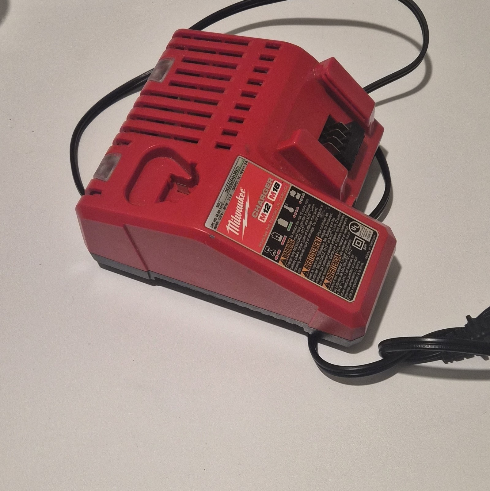 Milwaukee M12/M18 Battery Charger 120V Red 1-Battery 48-59-1812