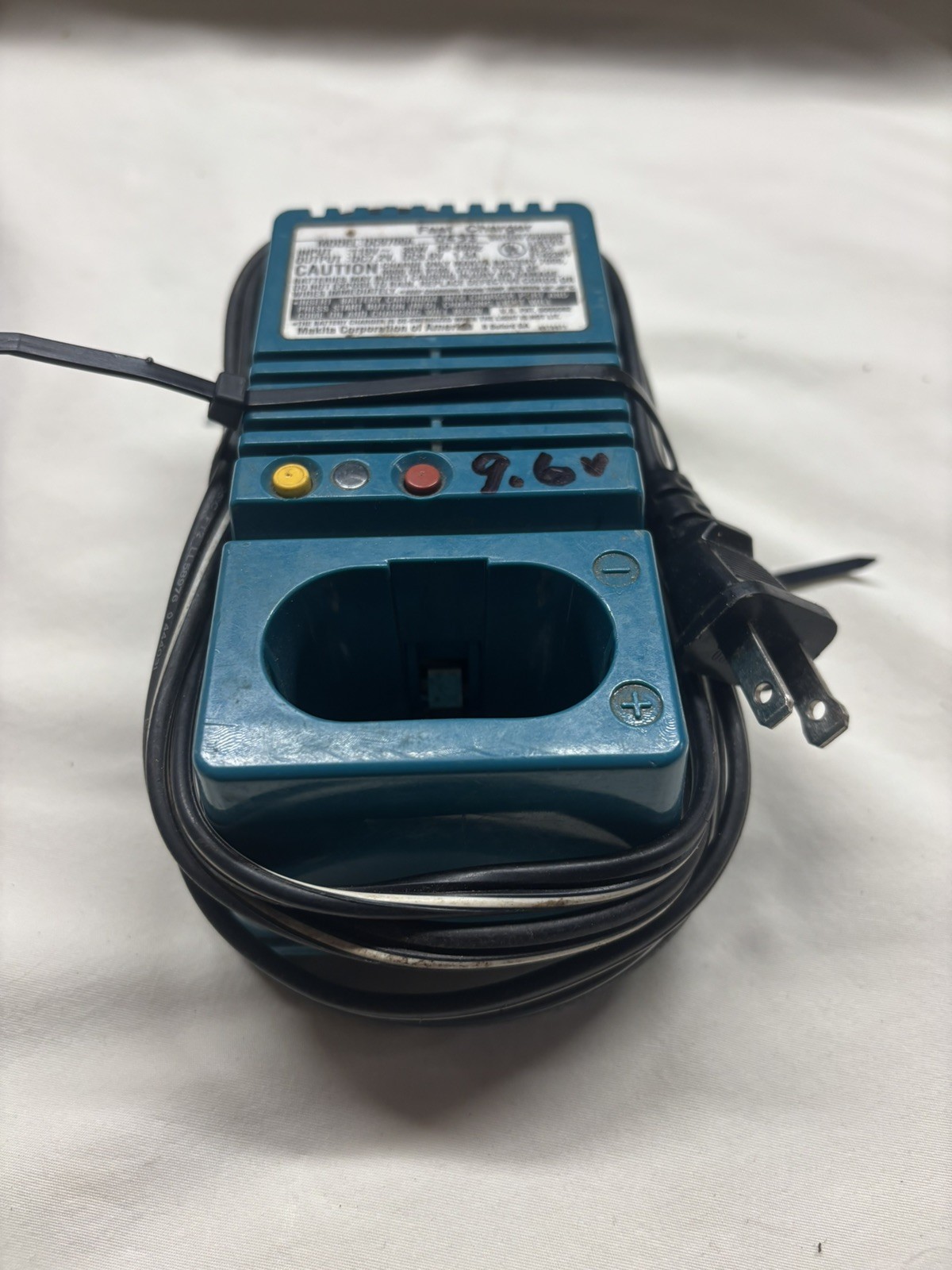 Makita Battery Fast Charger 120V 35W 60 Hz DC7.2V, DC9.6V 1.5A DC9700A DC9700