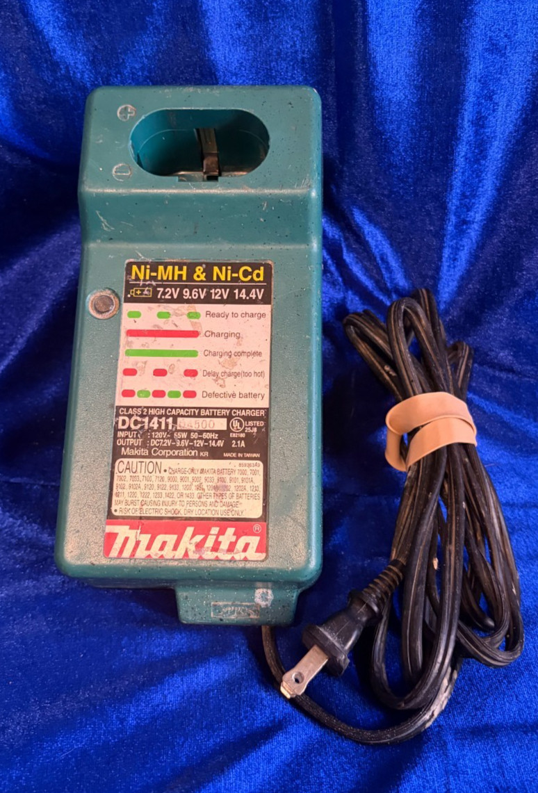 Makita DC1411 7.2V to 14.4V Power Tool Battery Charger…Powers On