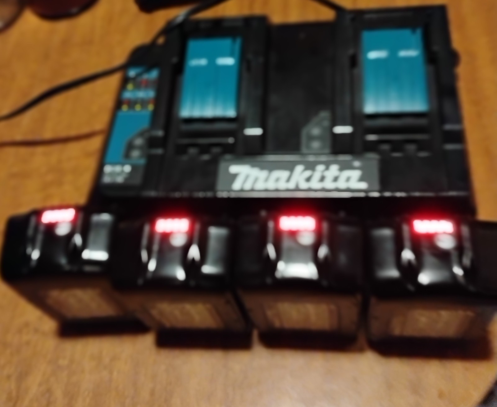 Makita Dc18 Sh Charger And 4 Five Amp Hour 18 Volt Lithium Ion Batteries