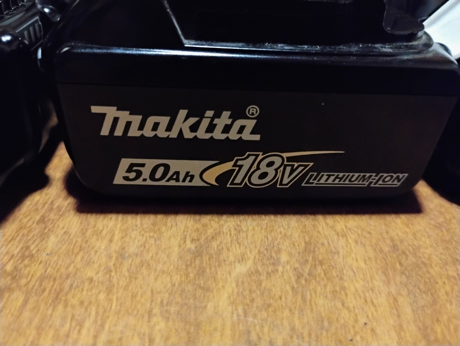 Makita Dc18 Sh Charger And 4 Five Amp Hour 18 Volt Lithium Ion Batteries