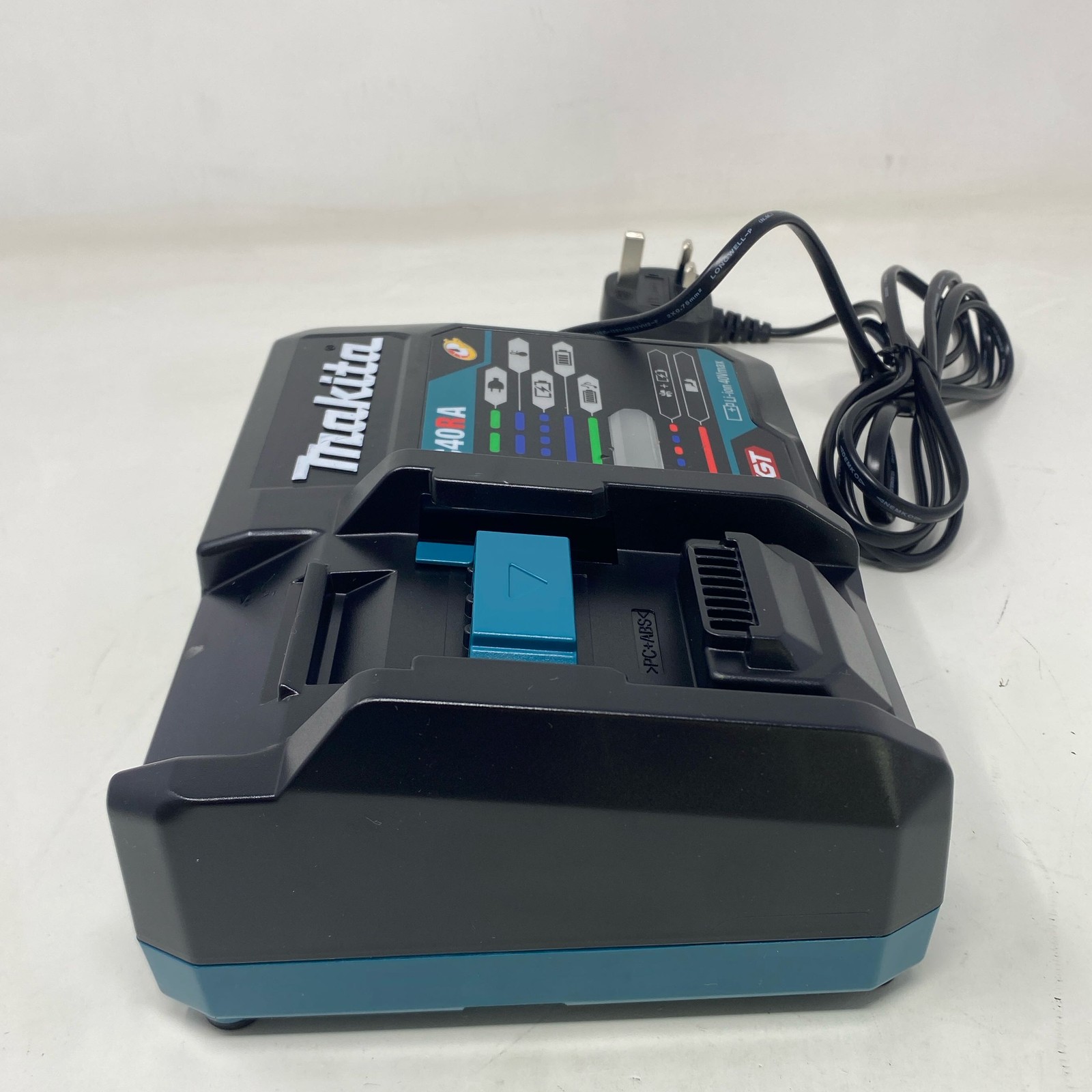Makita DC40RA 40V XGT Rapid Charger – Black/Teal UK Plug 240V
