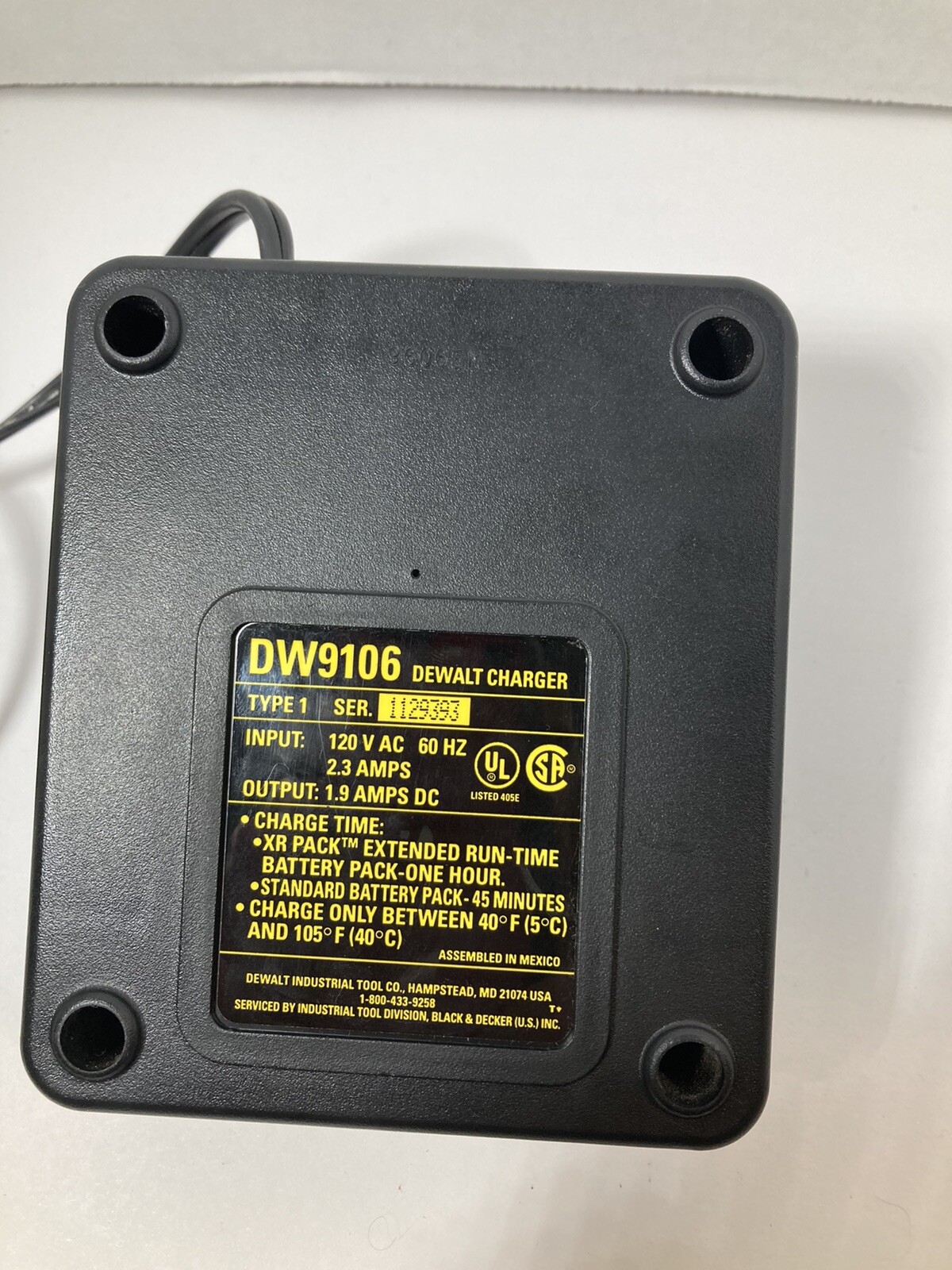 DeWalt DW9106 XR Pack Extended Run-time One Hour Battery Charger 120 V AC 60 HZ