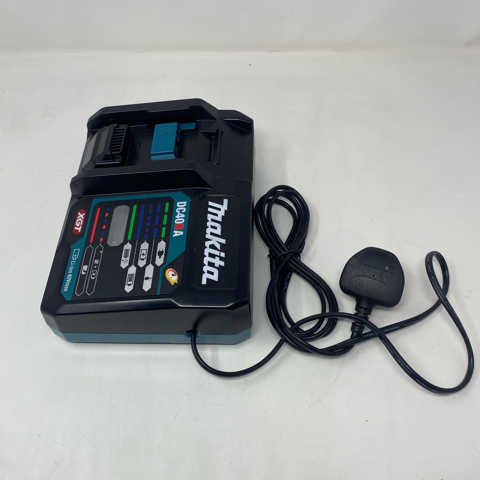 Makita DC40RA 40V XGT Rapid Charger – Black/Teal UK Plug 240V