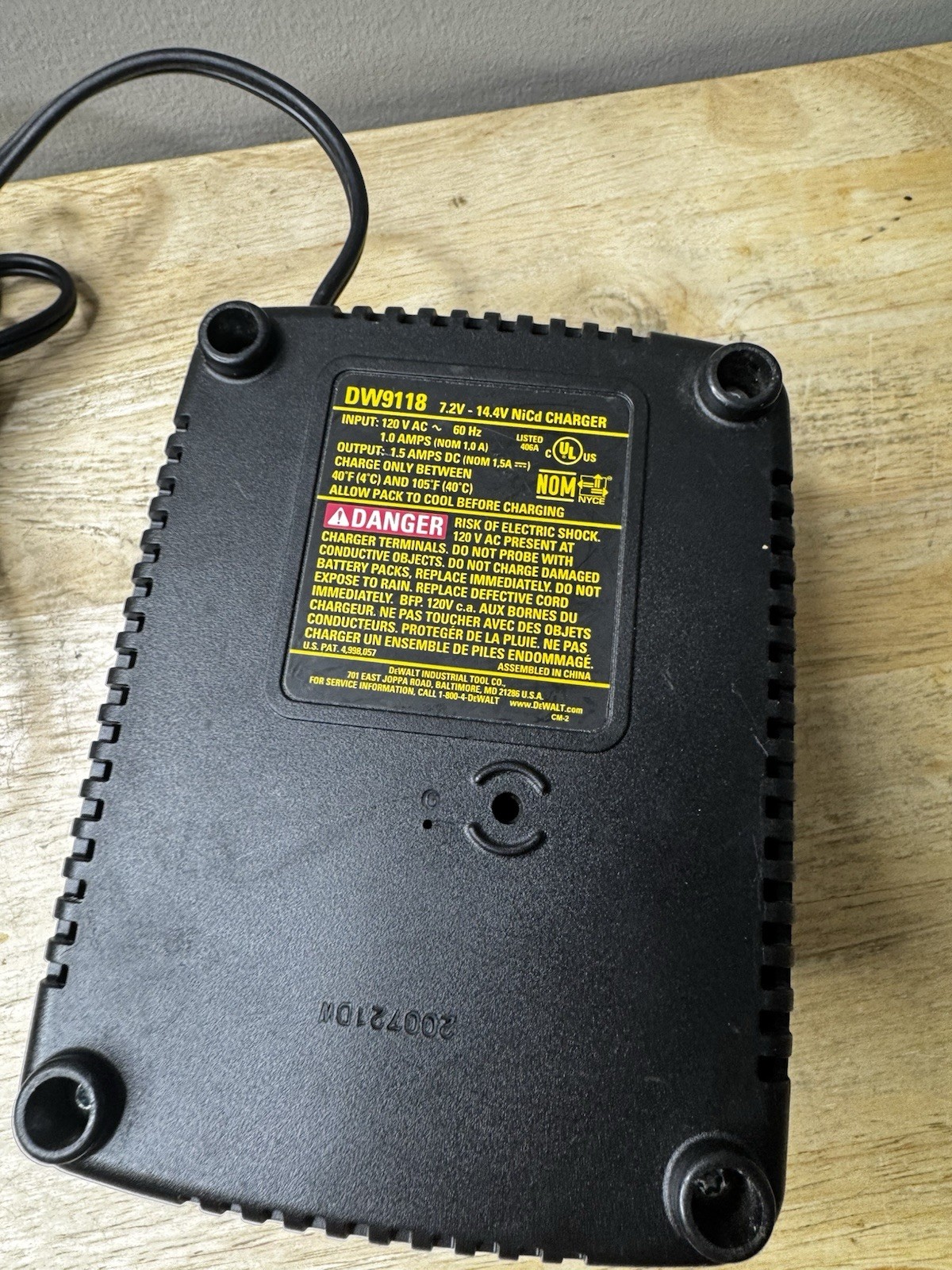 Genuine DeWALT DW9118 7.2V -14.4V 1.5A NiCd Battery Charger OEM TESTED