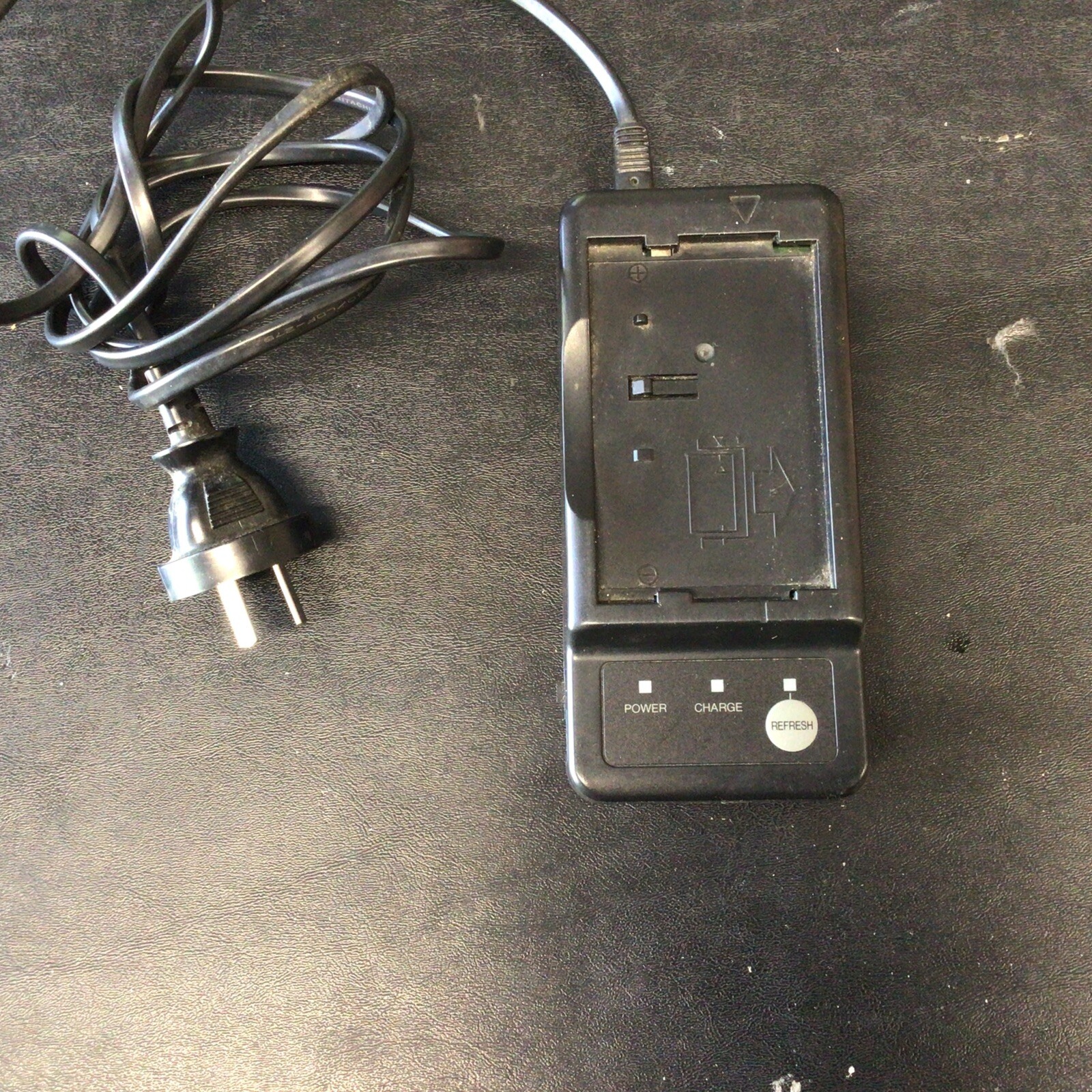 Hitachi VM-AC85E(AU) 110-220 Volts input 20watt Battery Charger ,J-5