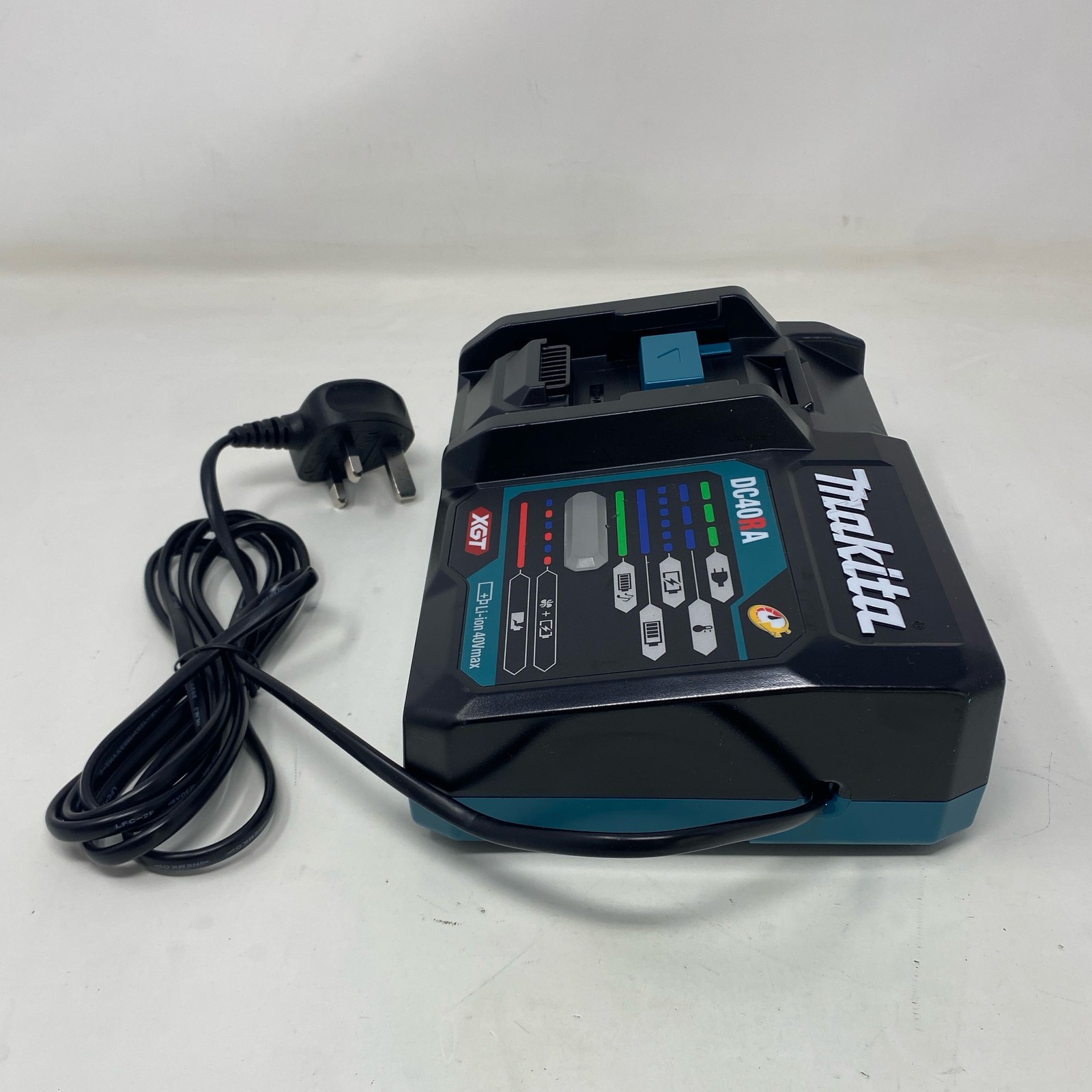 Makita DC40RA 40V XGT Rapid Charger – Black/Teal UK Plug 240V