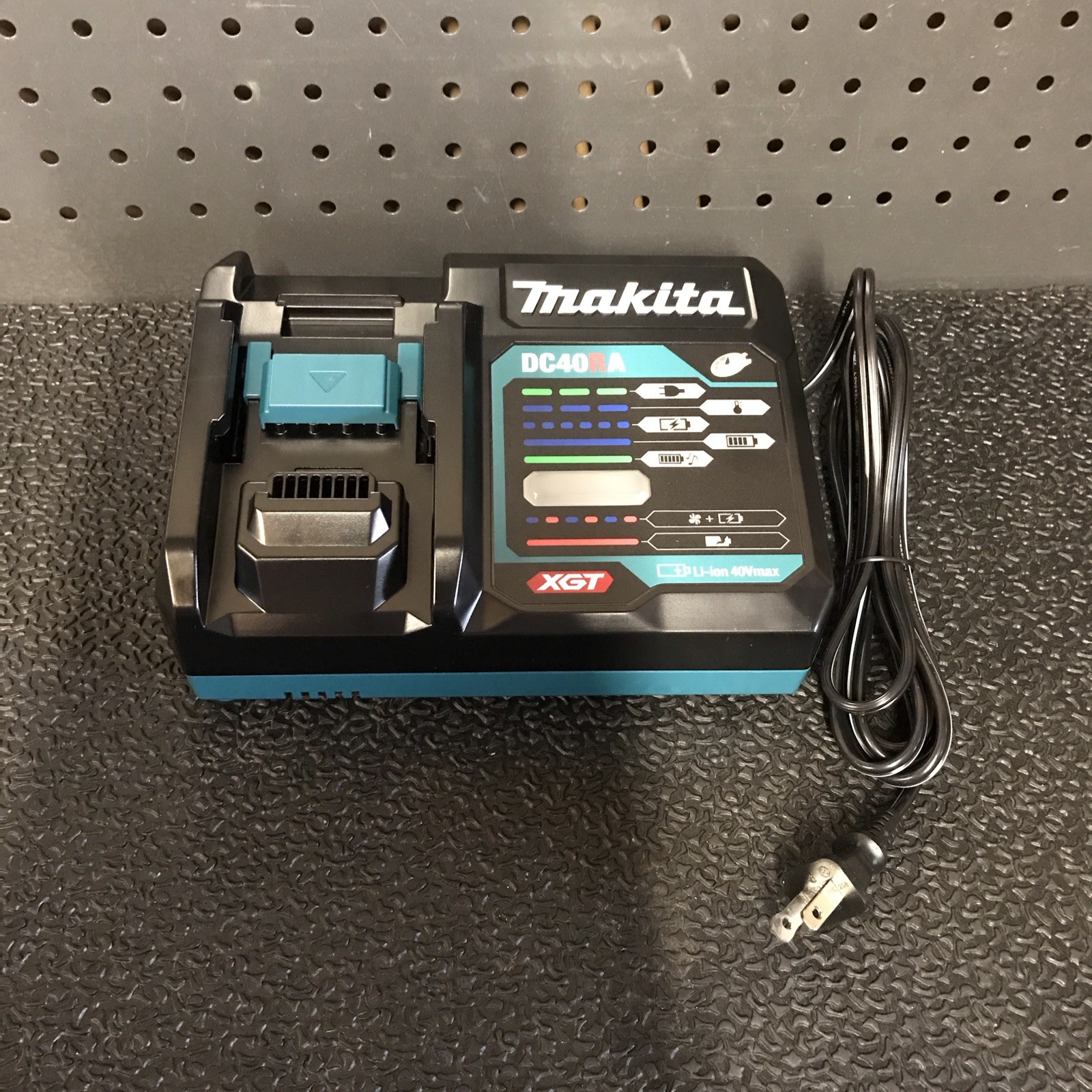 MAKITA DC40RA 40V MAX XGT LITHIUM- ION FAST CHARGER