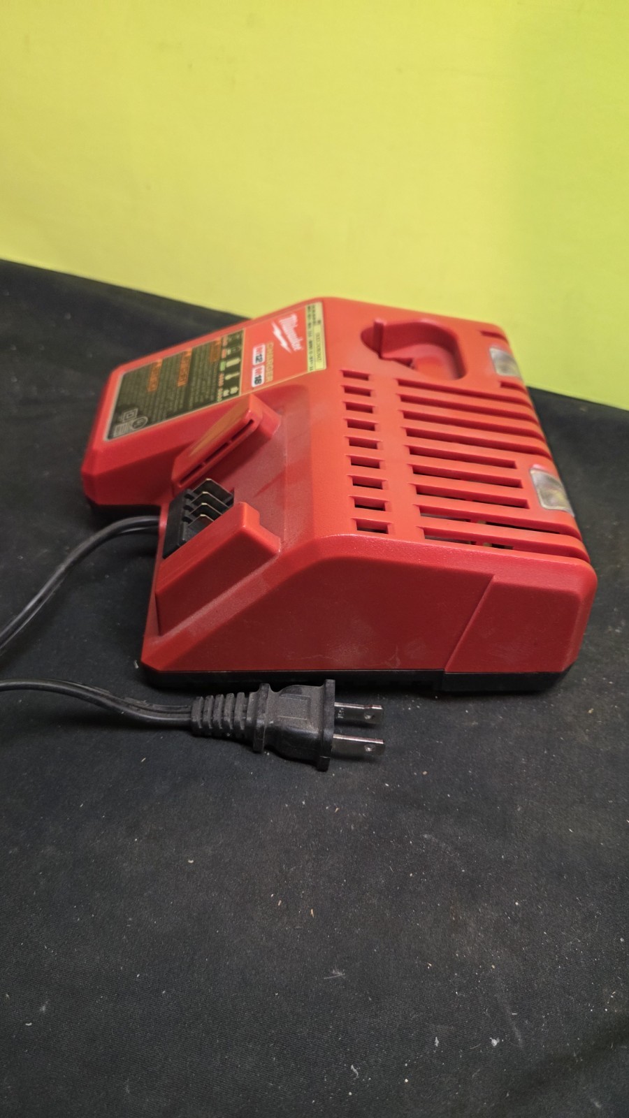 Genuine MILWAUKEE 48-59-1812 18V M12 / M18 LITHIUM ION CHARGER