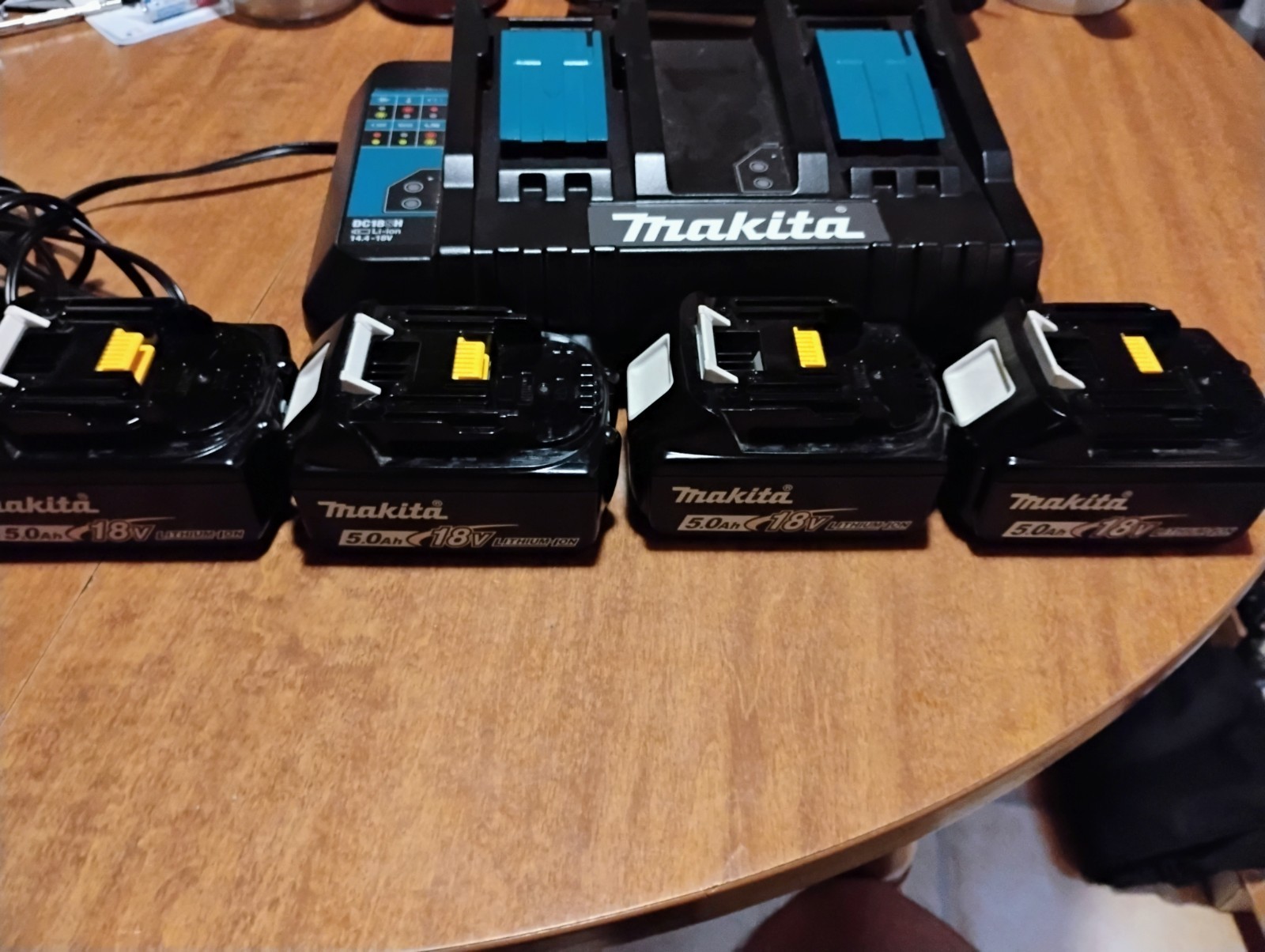 Makita Dc18 Sh Charger And 4 Five Amp Hour 18 Volt Lithium Ion Batteries