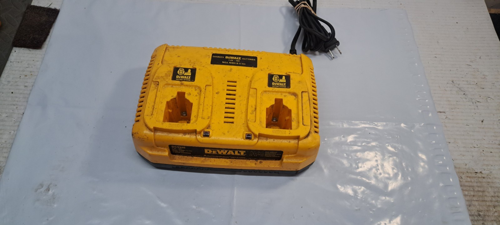 DEWALT DC9320 Dual Port 2-Battery Charger for 7.2V-18V Batteries Yellow (0510)