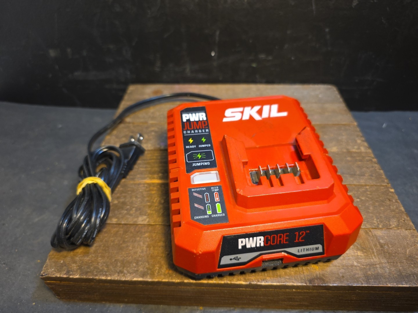 SKIL PWRCore 12 PWRJump Charger Model QC535701