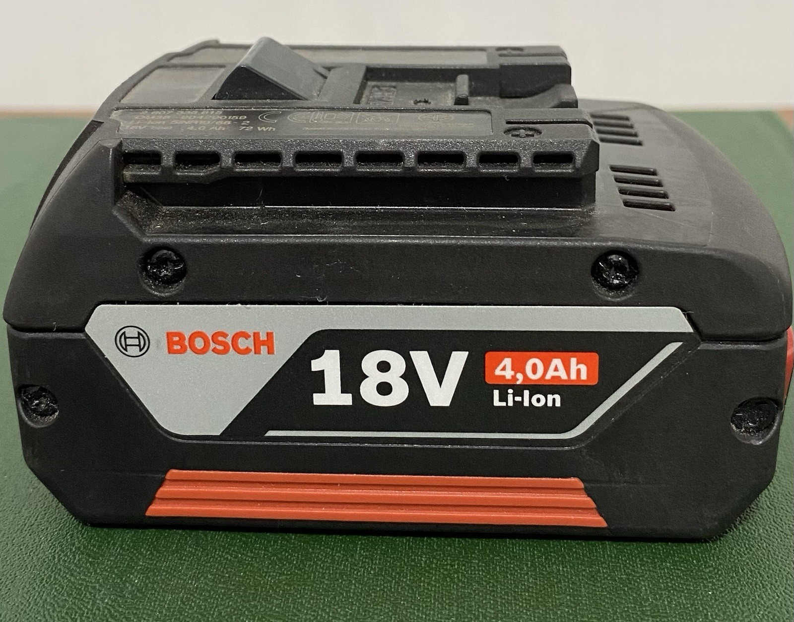 Bosch Starter Set 18V Professional GBA 18V 4.0Ah Battery + GAL 18V-40 1600A01B9Y