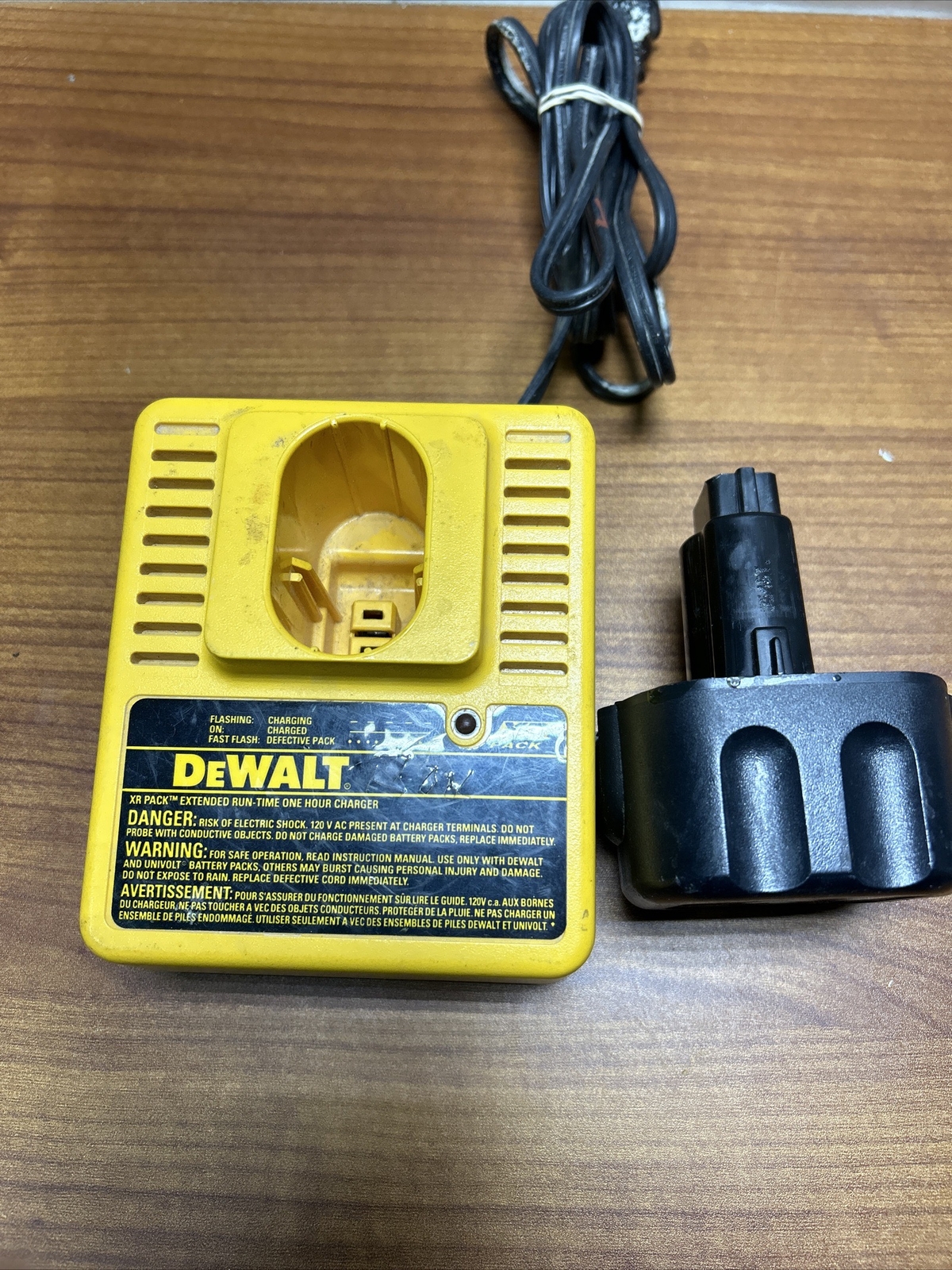 DeWalt DW9106 Battery Charging Dock Station XR Pack Extended Time 1 Hour Charger